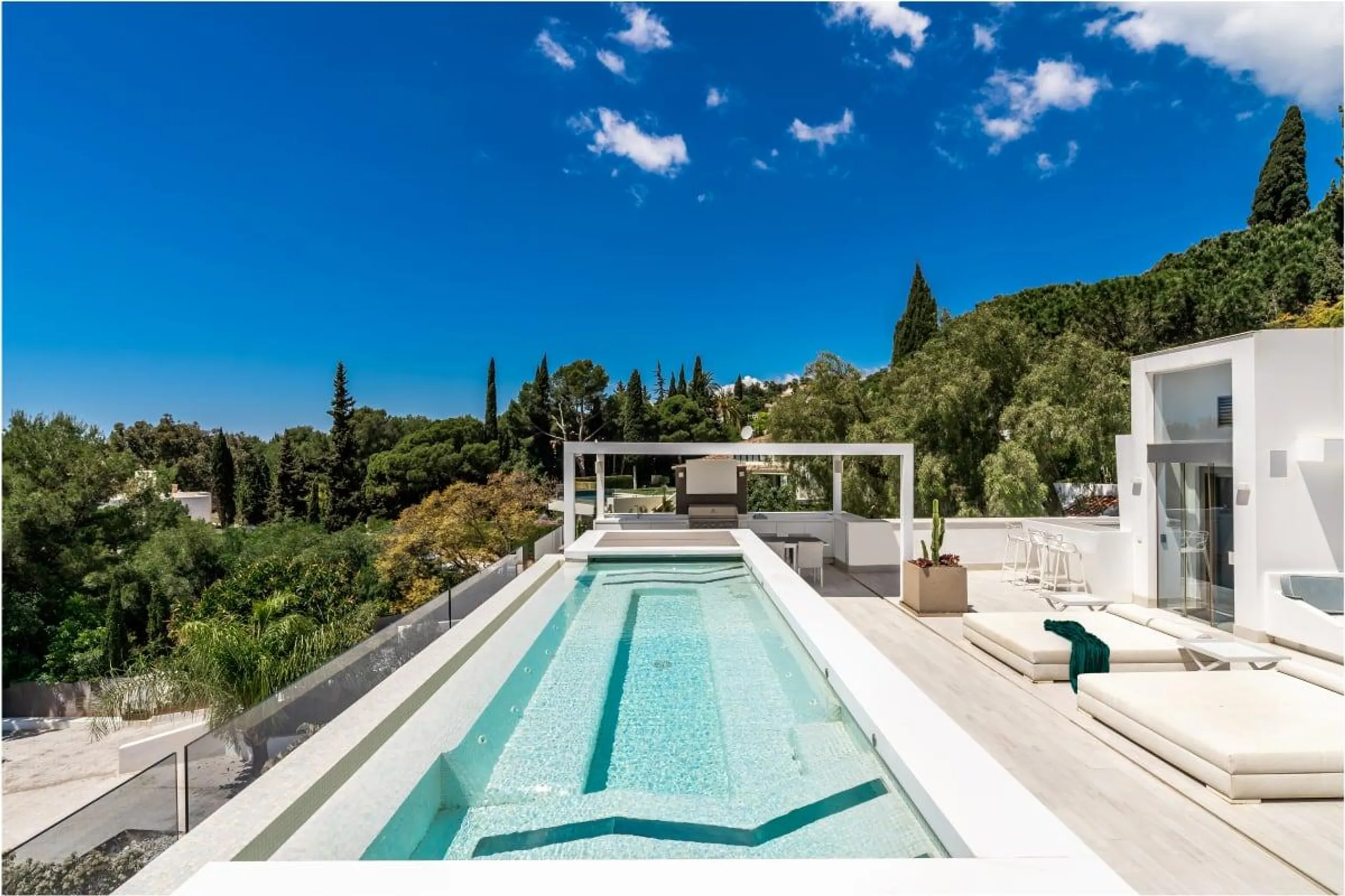 Serene Sea View Estate with Luxe Pool and Gorgeous Views — photograph 4
