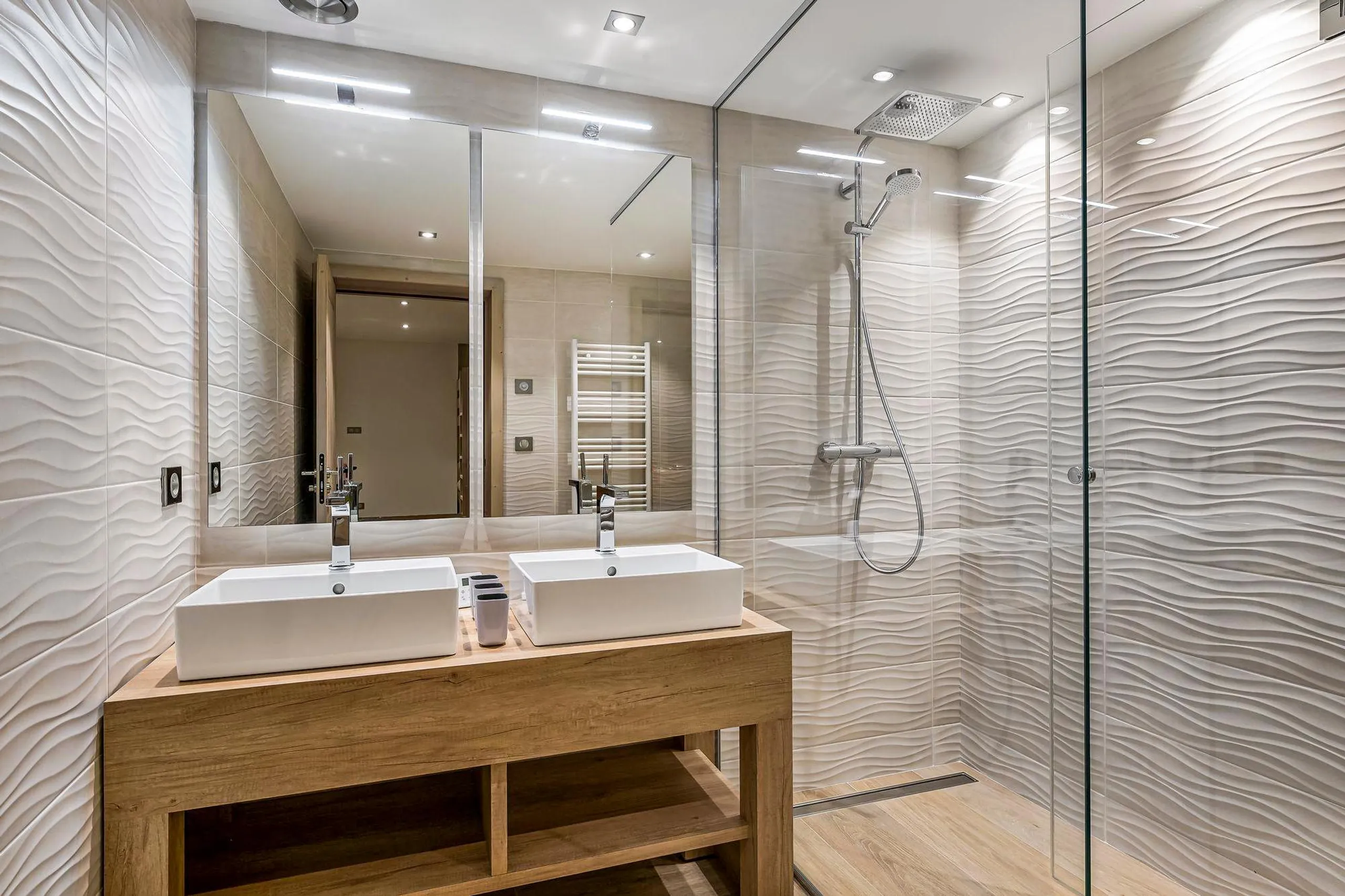 Invigorating 6BR Villa with Private Indoor Swimming Pool, Sauna and Alpine Scenery — photograph 9