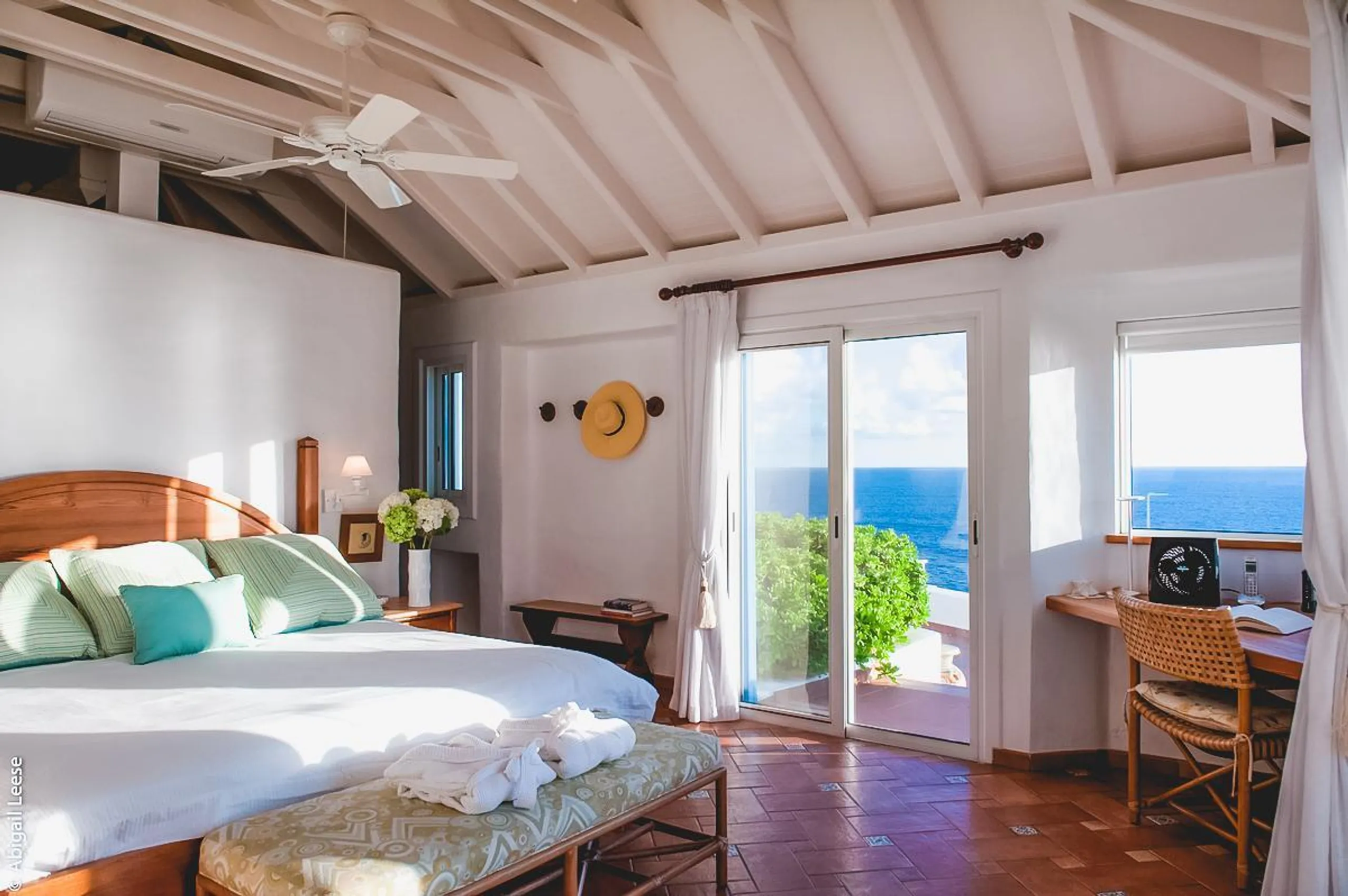 Swanky Seaside Villa with Private Pool and Walks to Beach — photograph 8