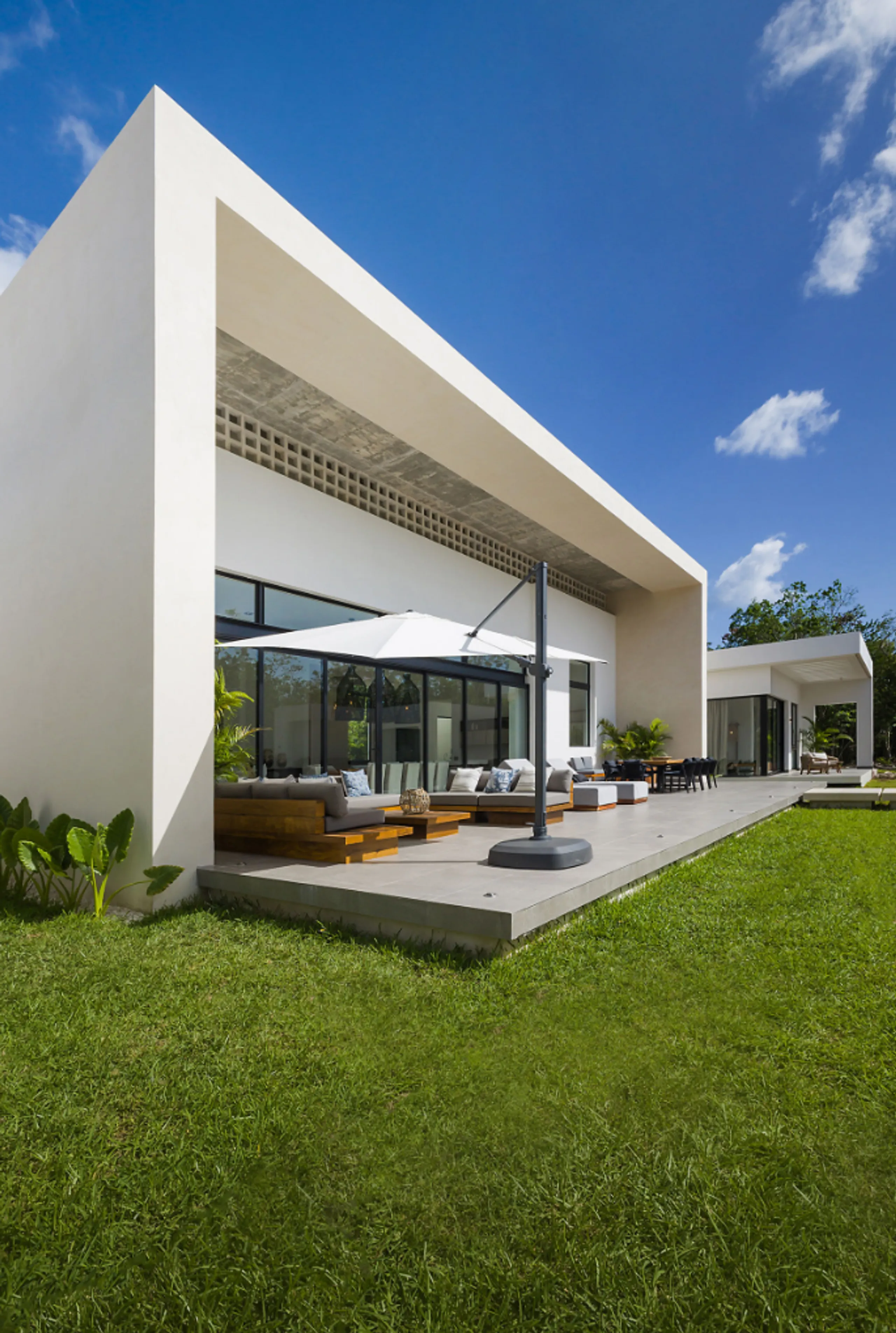 Grandiose Contemporary Architectural Villa with Pool and Jungle Views — photograph 5