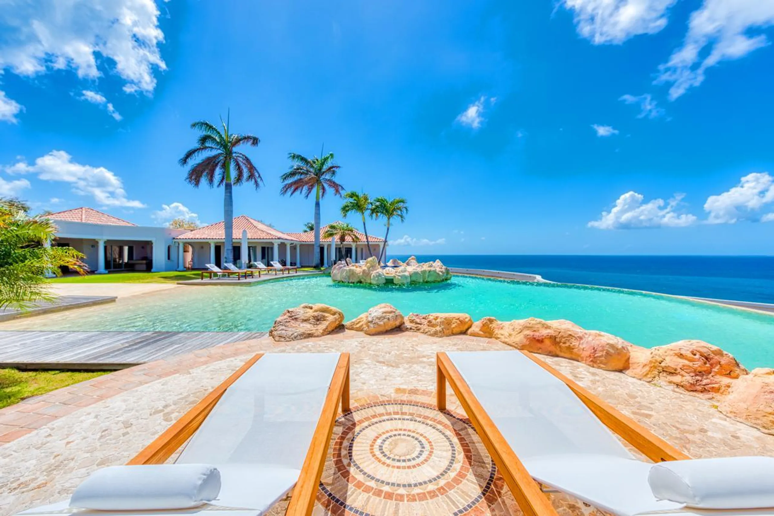 French Caribbean Style Grand Estate with Beautiful Infinity Pool and Ocean Views — photograph 3