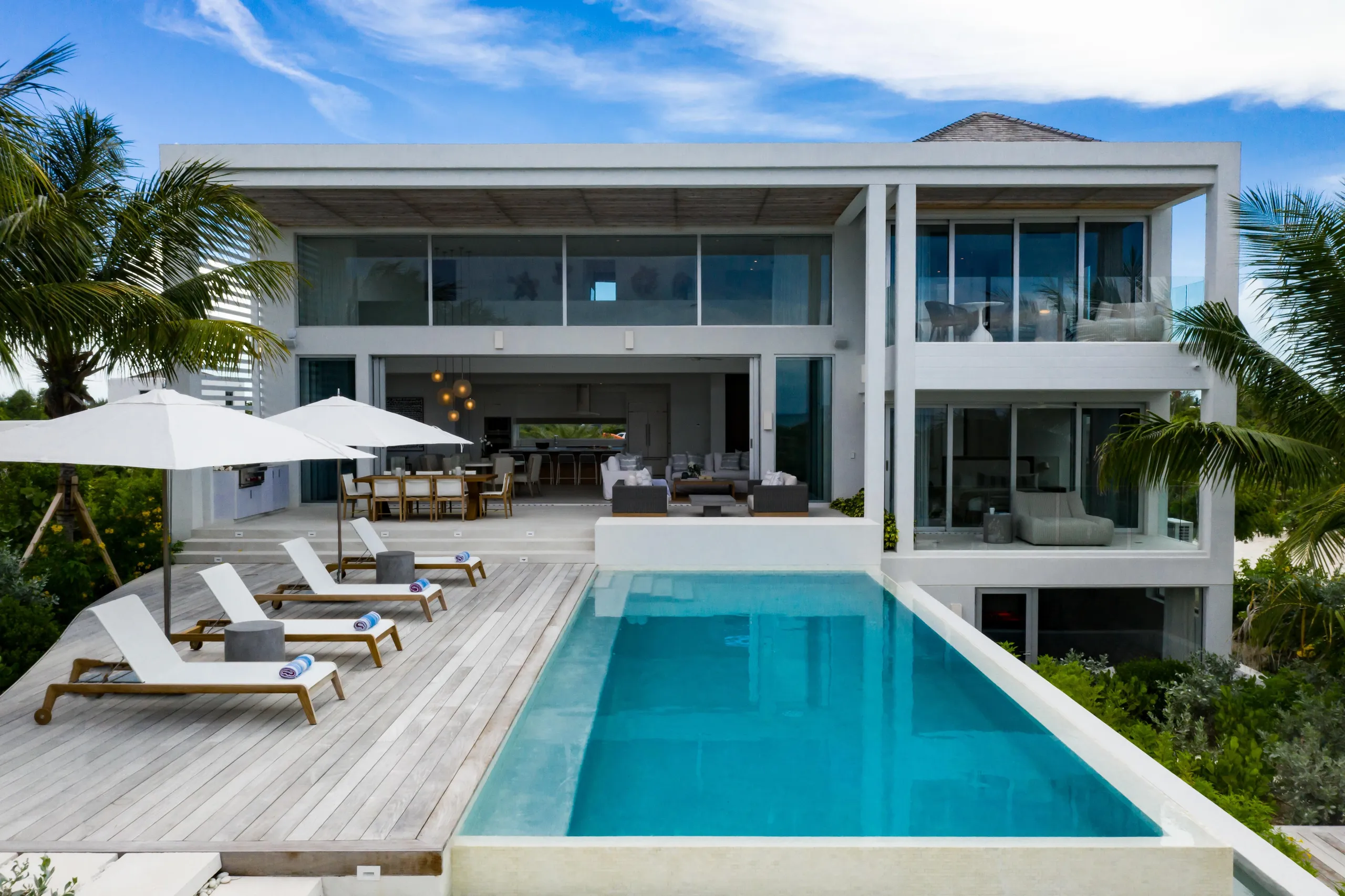 Elegant Luxe Estate in Turks & Caicos with Breathtaking Views of Grace Bay Beach — photograph 8