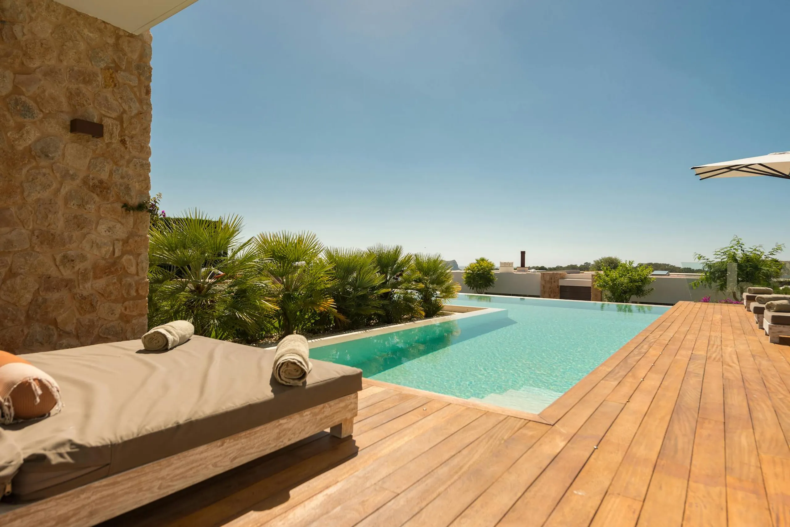 Regal Spanish Retreat with Private Pool and Sun Deck — photograph 11