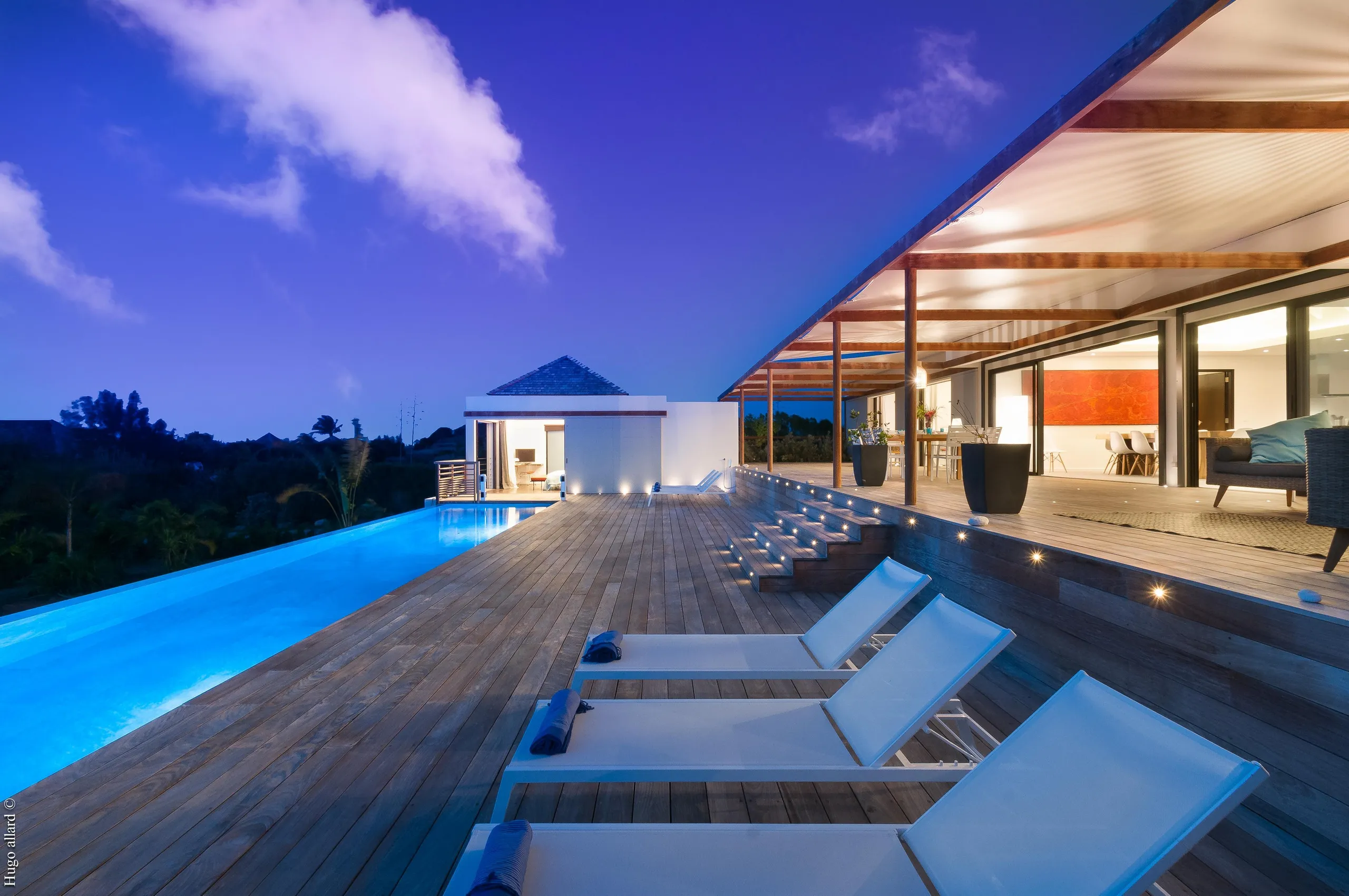 Exquisite Seaside Villa with Infinity Pool and Oceanview Patio Dining — photograph 6