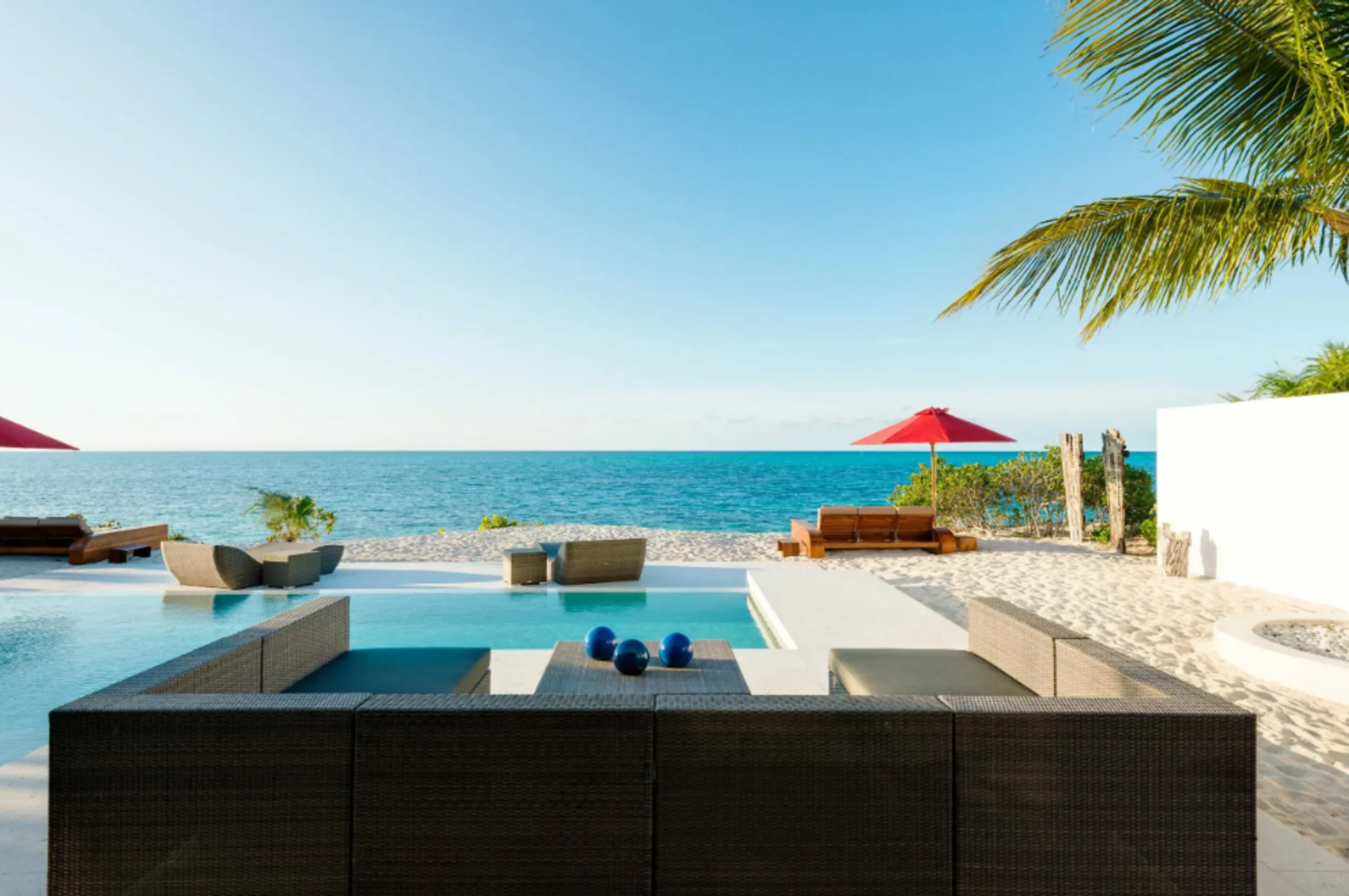 Gorgeous Ocean Front Modern Contemporary Villa with Private Pool on Grace Bay — photograph 6