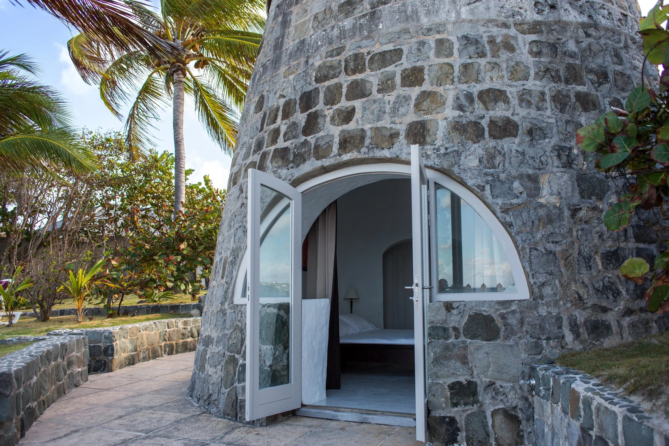 Stunning Seaside Villa with Private Pool and Walks to Beach — photograph 12