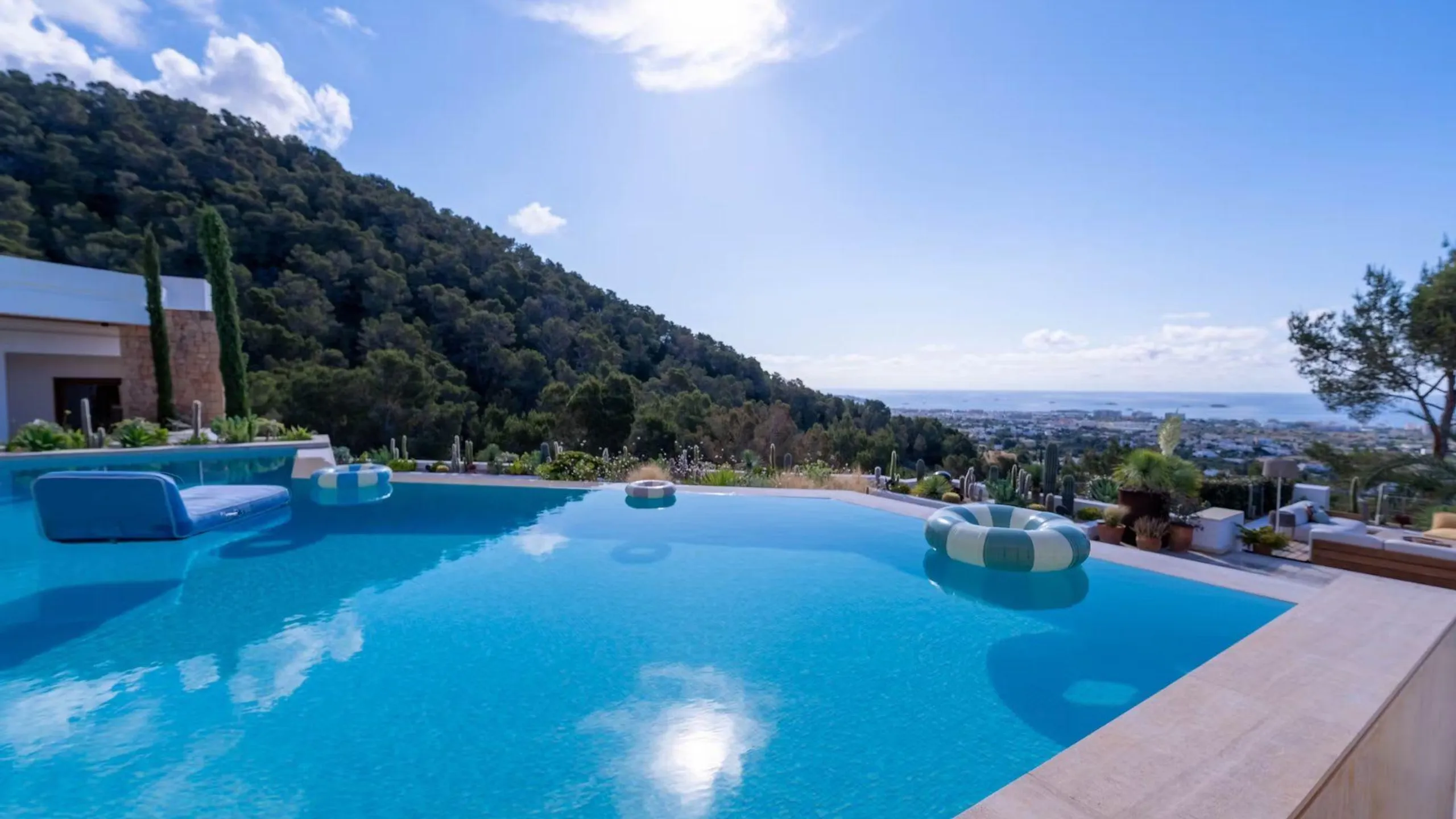 Secluded Luxury Villa with Infinity Pool — photograph 2