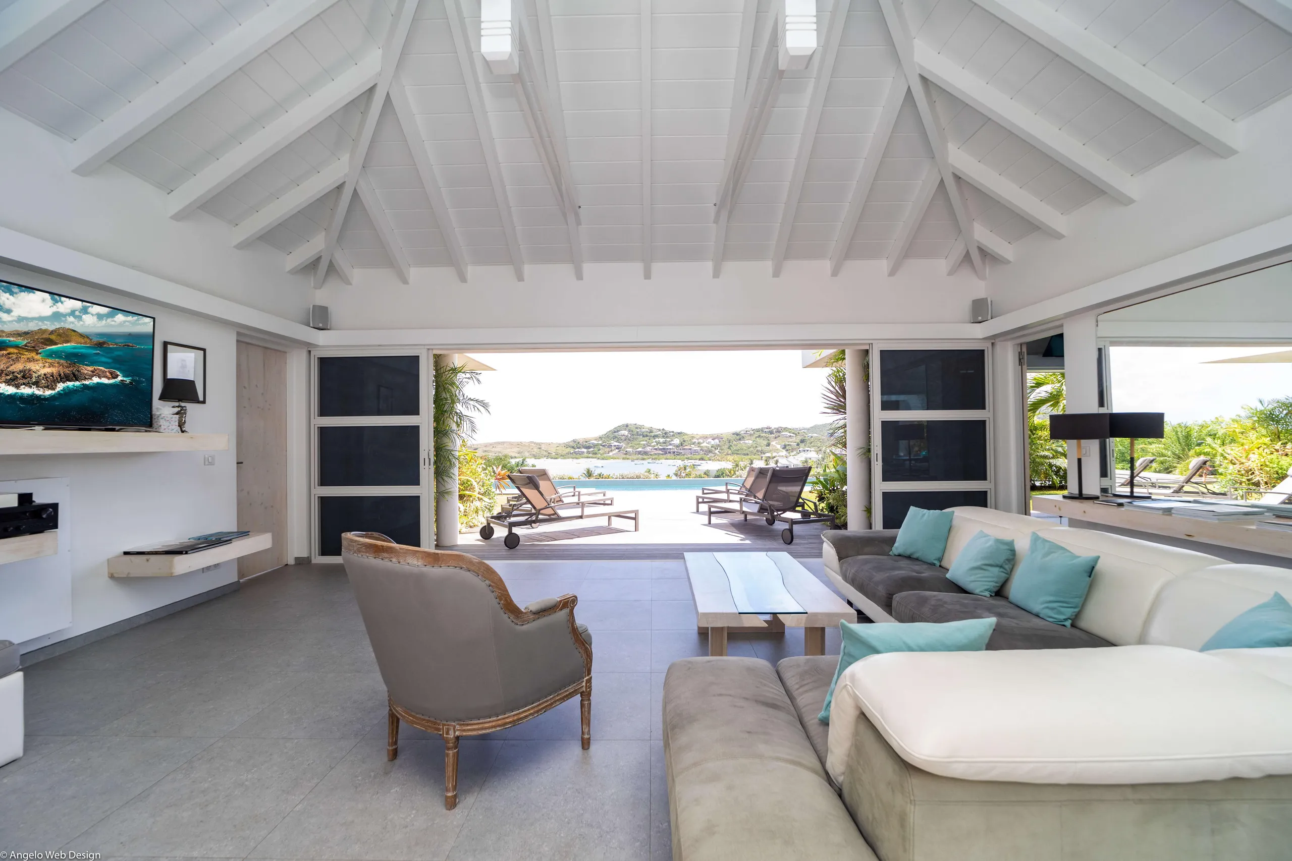 Modern and Aesthetic Styled Villa with Private Pool and Sea View — photograph 10