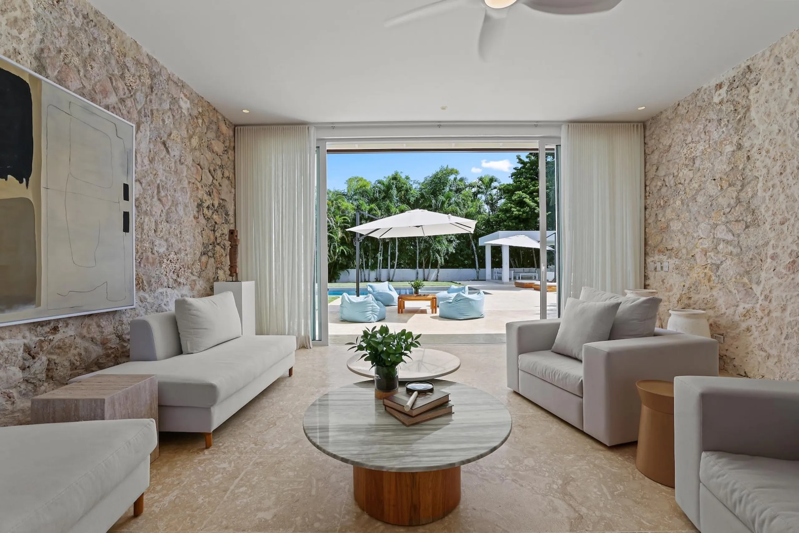 Stylish Poolside Villa with Infinity Pool, Hot Tub & Chic Interiors — photograph 7