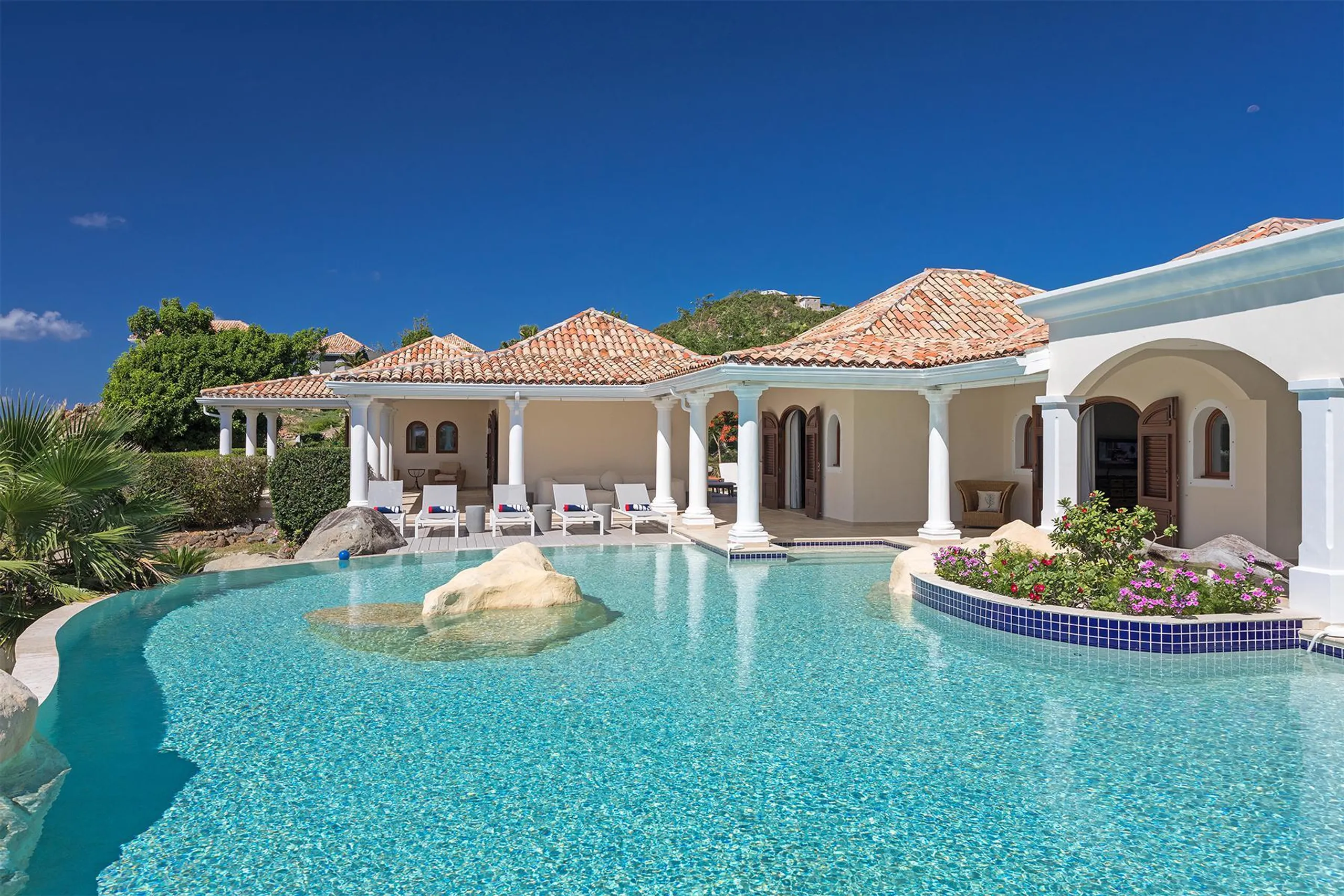 Beach Front Luxury Estate with Private Pool, Direct Beach Access and Private Boat Dock — photograph 12