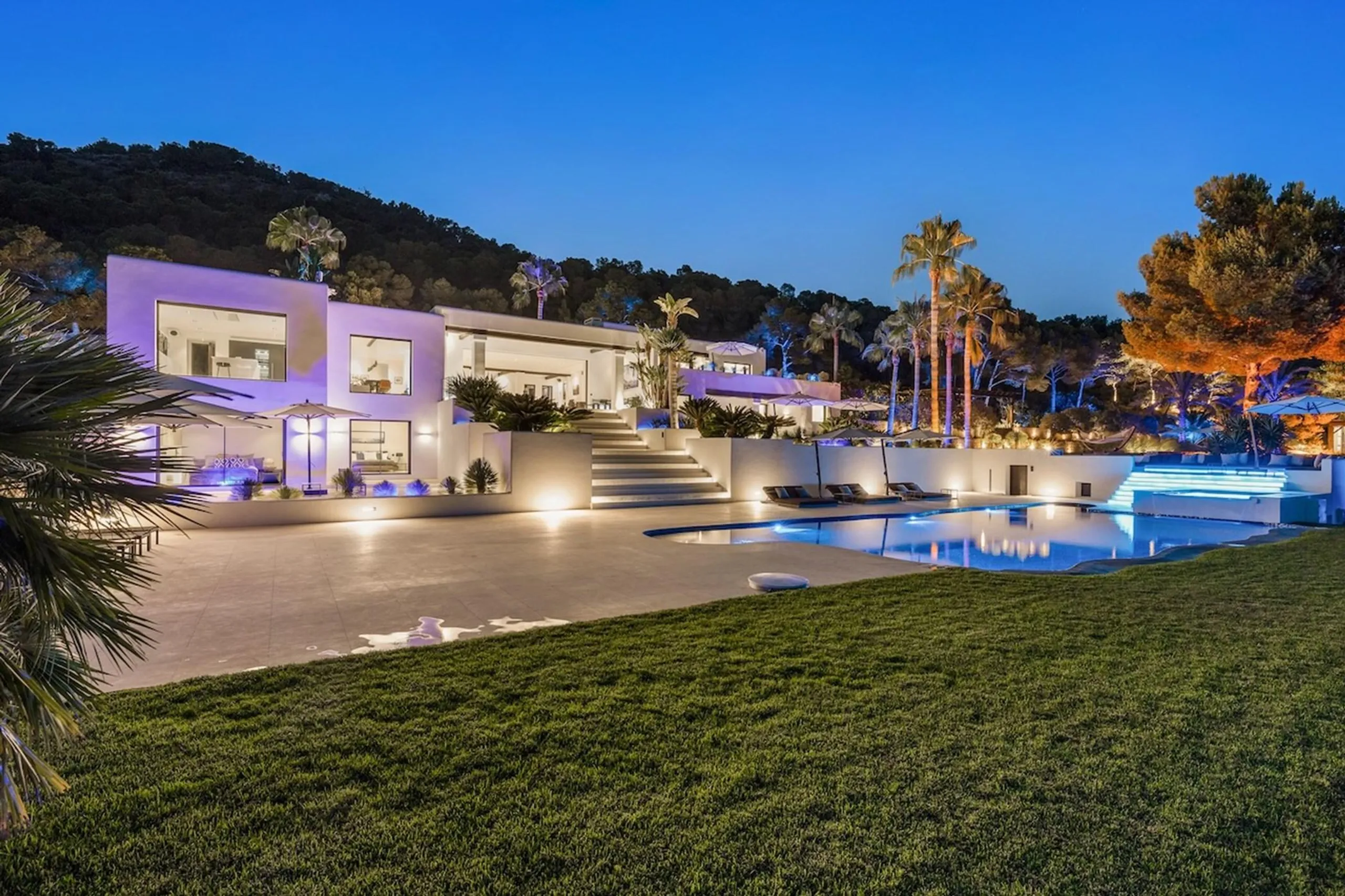 Deluxe Modern Villa with Pool and Sweeping Sea Views — photograph 4