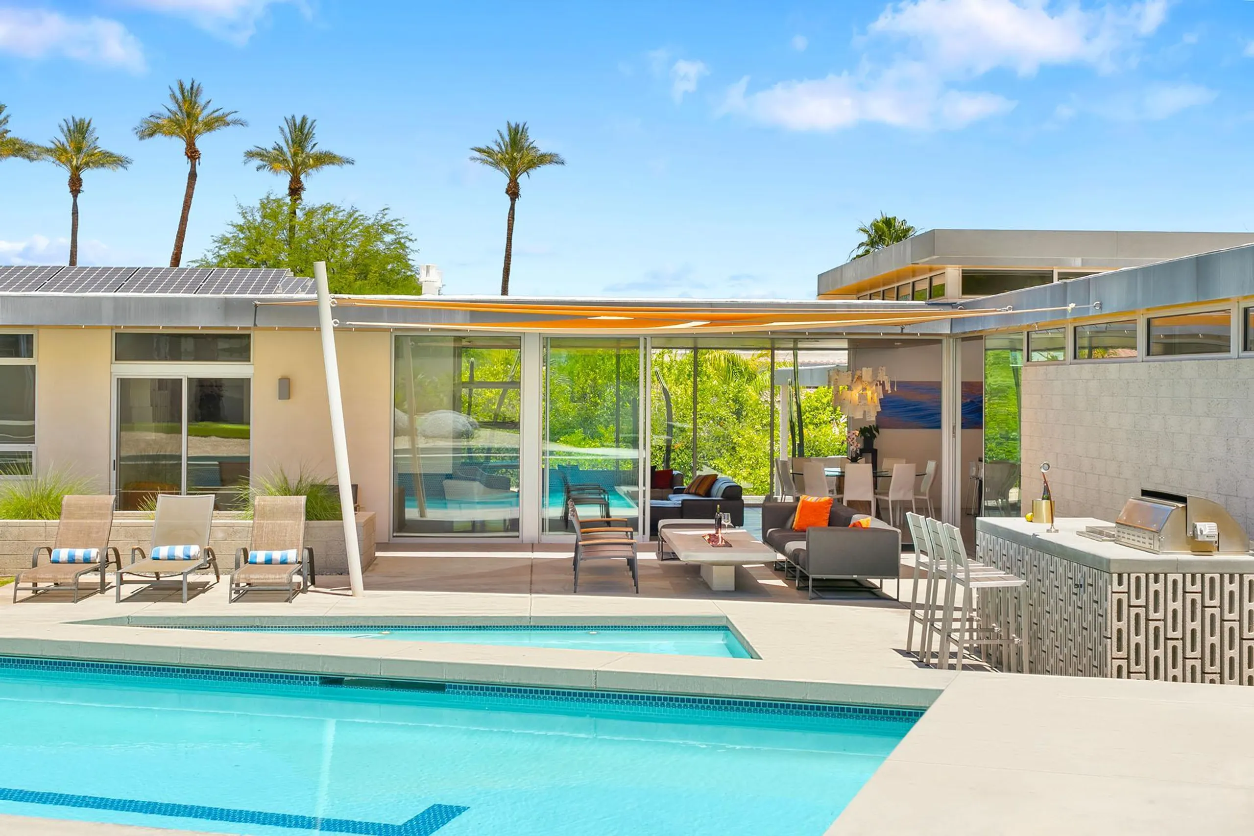 Palatial Palm Springs Paradise with Lap Pool, Firepit, Putting Green — photograph 10