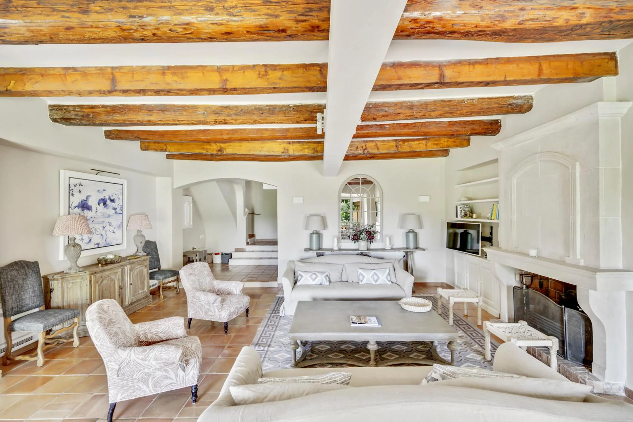 Embellished 6BR Villa with Private Pool and Overlooking Woodland — photograph 11