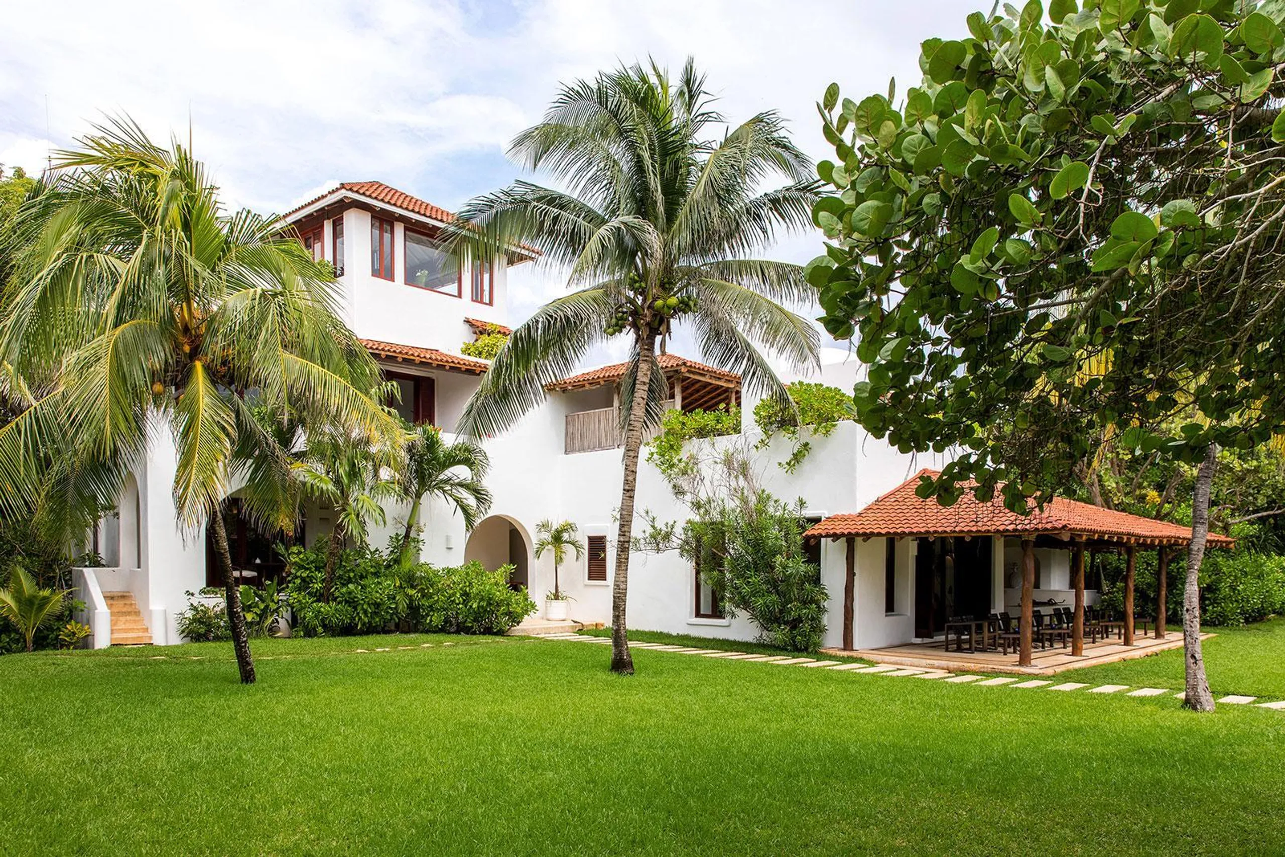 Private and Luxurious Beach Estate with Multiple Pool and Incredible Ocean Views — photograph 12