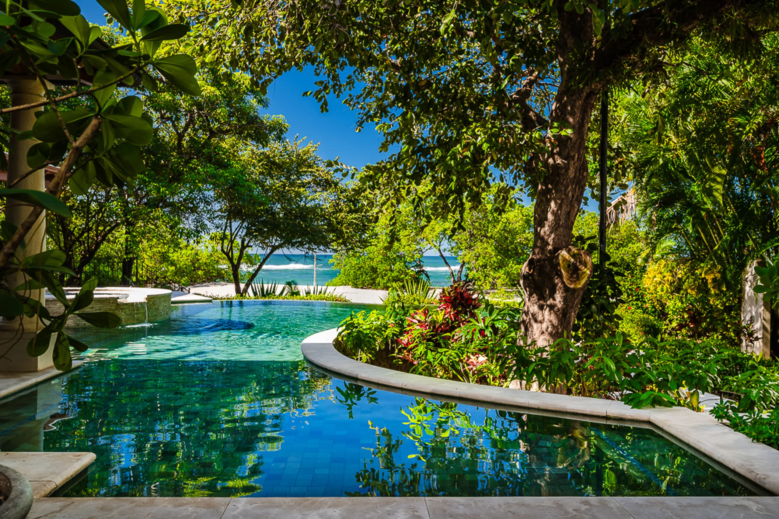 Captivating Playa Langosta Estate with Invigorating Pool and Jacuzzi — photograph 2
