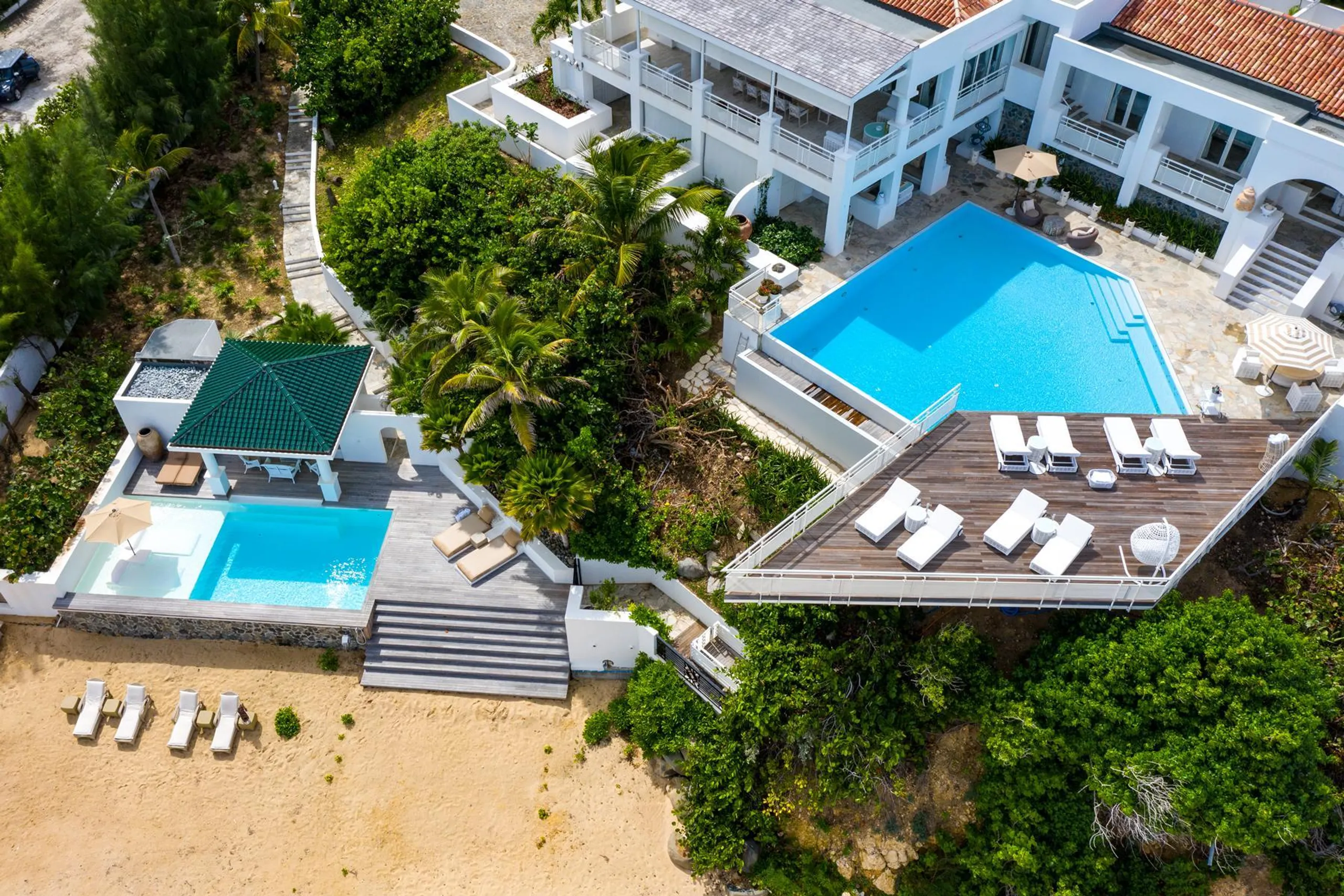 Elegant Luxury Cliffside Villa with Private Pool and Breathtaking Ocean Views — photograph 2