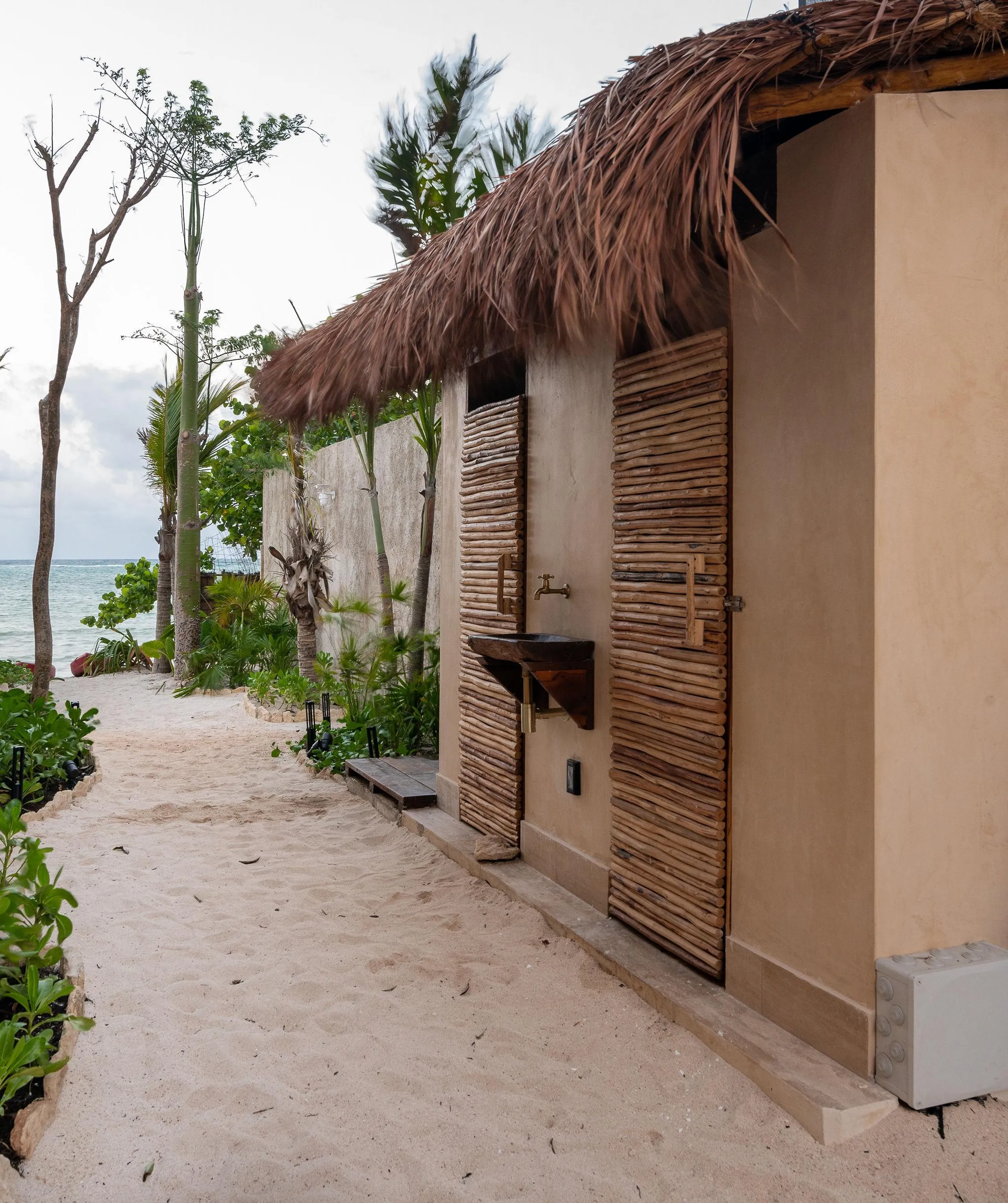 Beautiful Beachfront Estate with Infinity Pool and Ocean Views — photograph 12