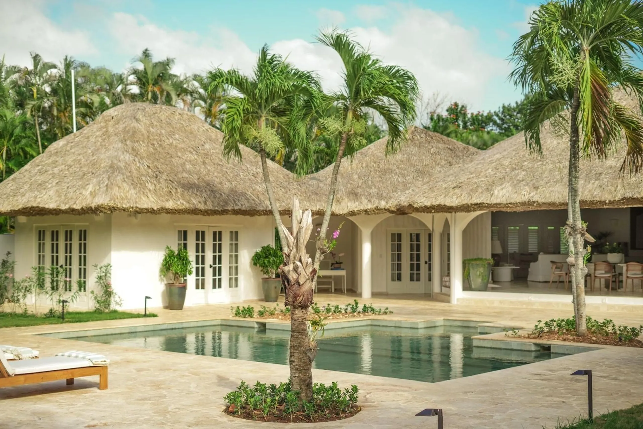 Serene Newly Renovated Villa with Private Pool and Minitas Beach Nearby — photograph 2