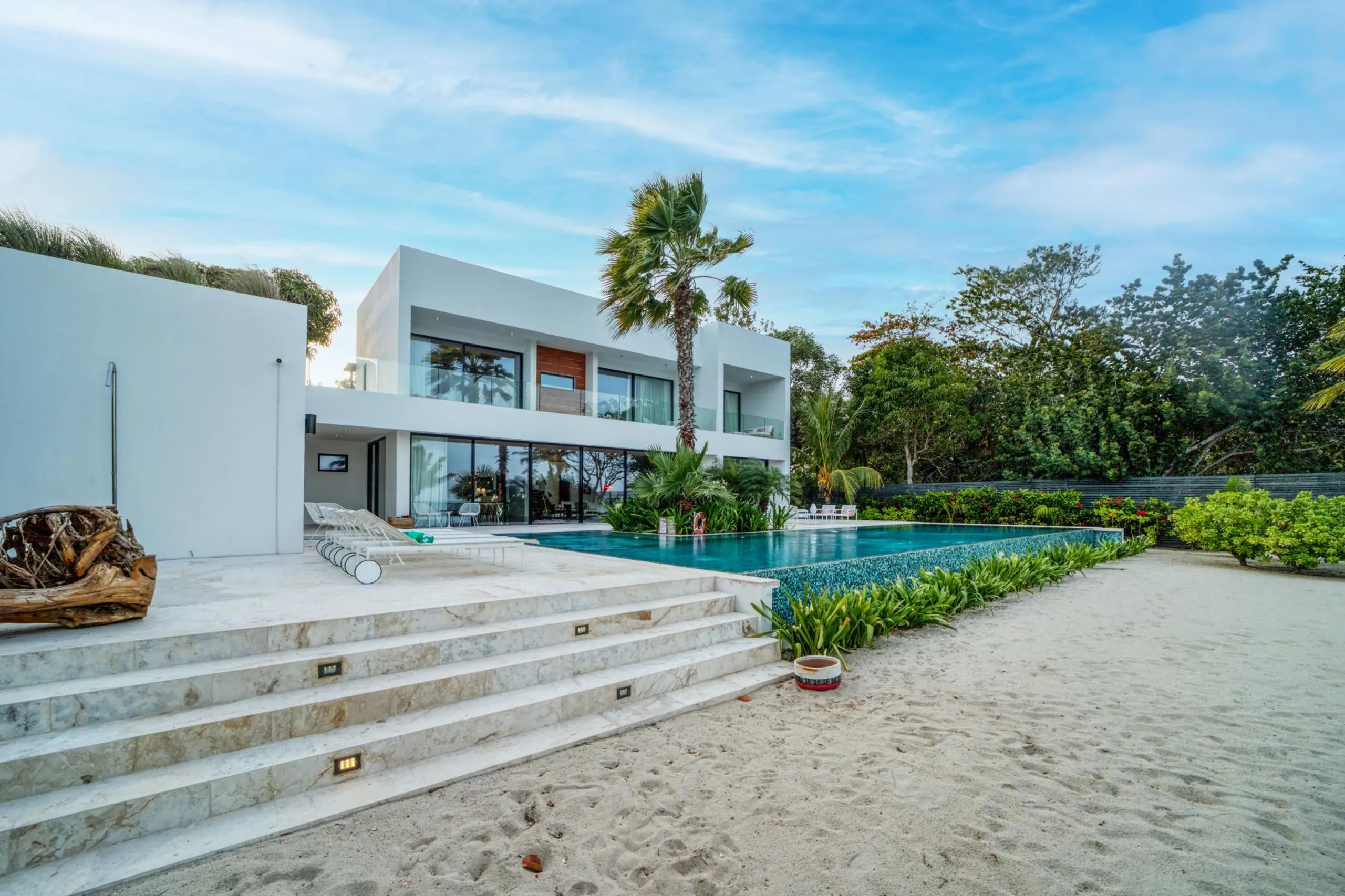 Modern 5-Bedroom Beachfront Villa in Placencia with Infinity Pool & Private Pier — photograph 2