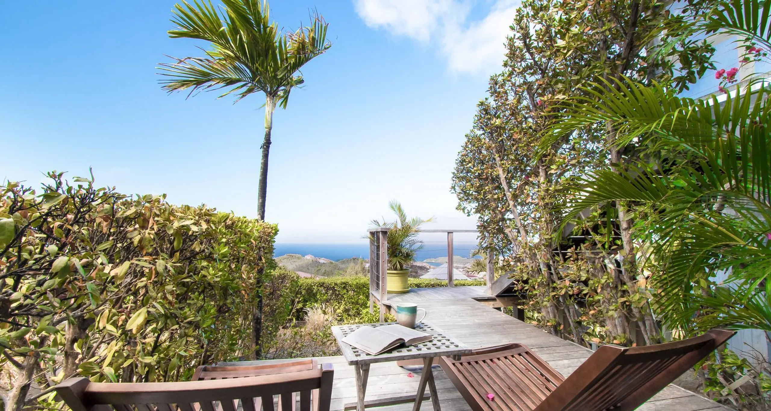 Superb Seaside Villa with Private Pool and Patio Dining — photograph 12