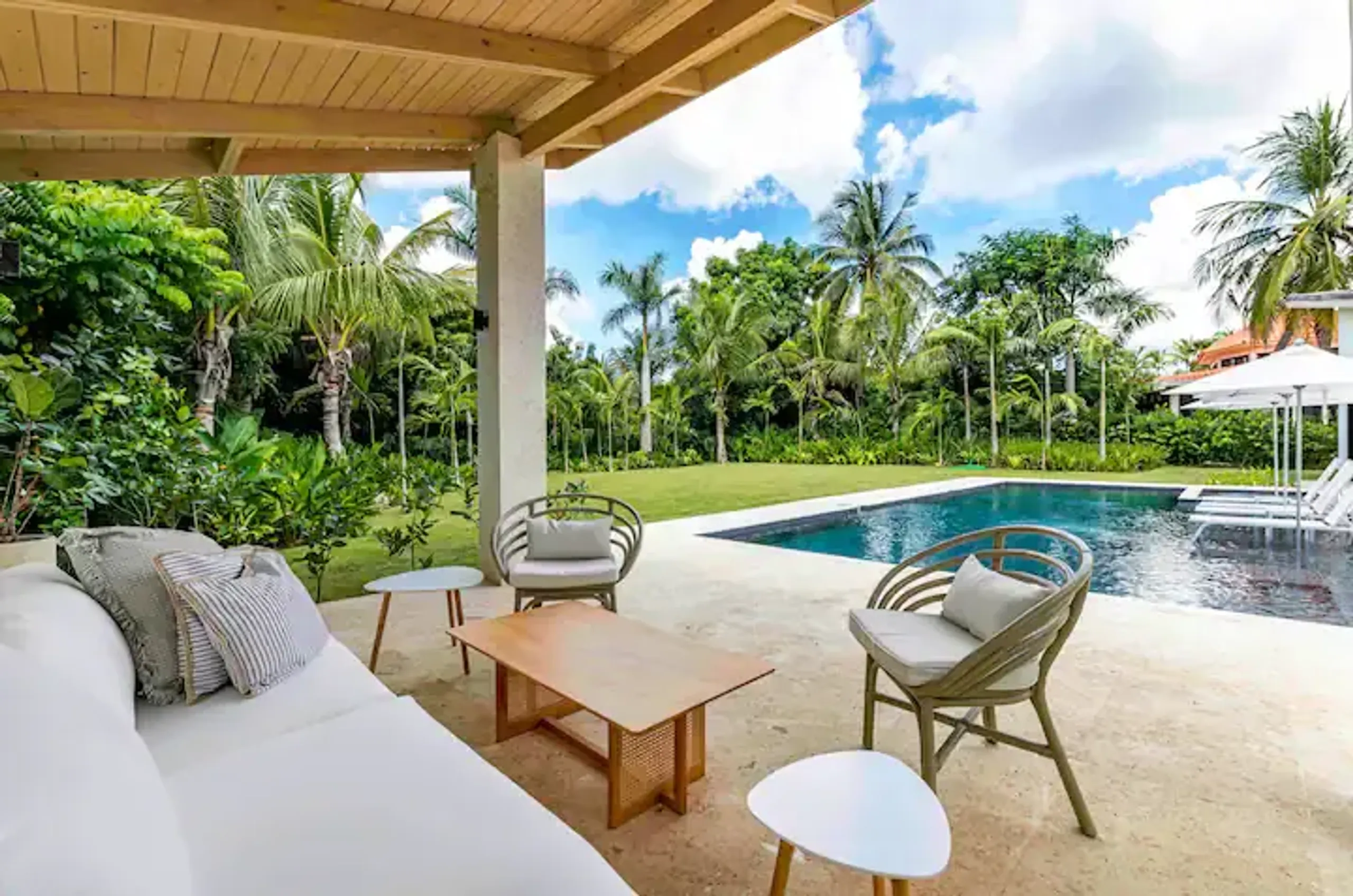 Magnificent Villa with Private Pool and Lush Greenery Surroundings — photograph 12