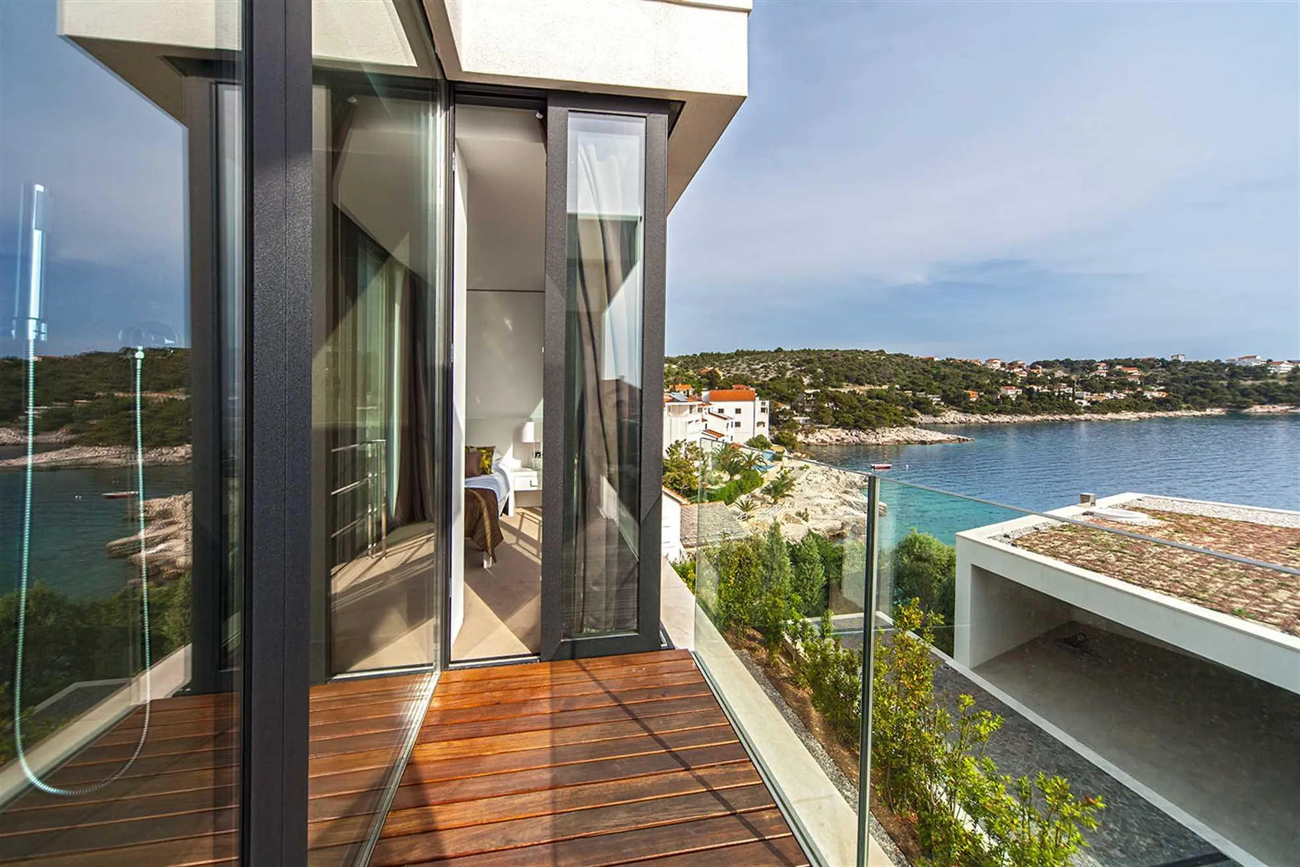 Plush Villa with Pool and Beautiful Sea Views — photograph 6