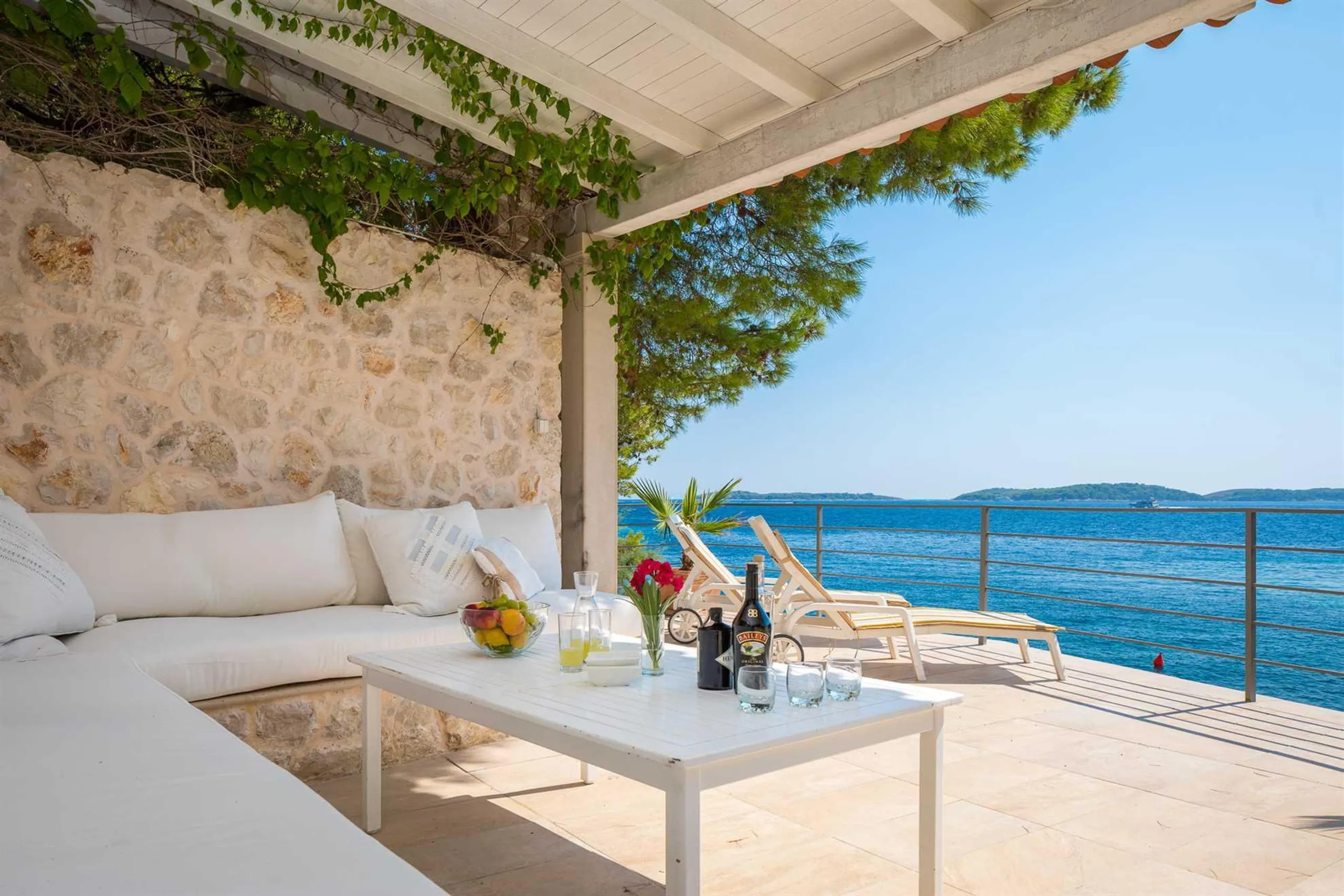 Seaside Villa with Private Pool and Boat Berth in Idyllic Uljeni Bok Bay — photograph 10
