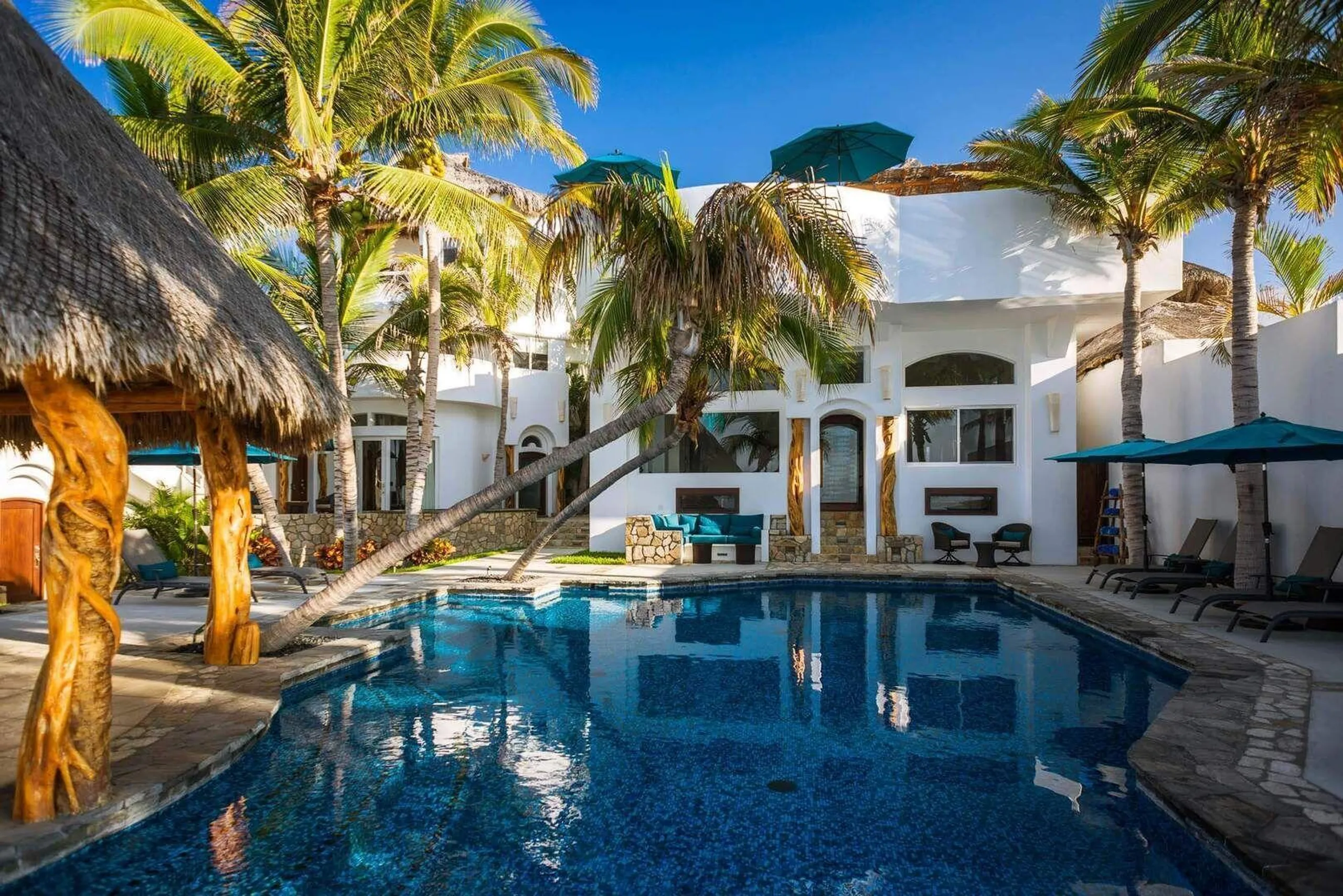 Luxury El Encanto Beachfront Oasis  with Infinity Pool — photograph 2