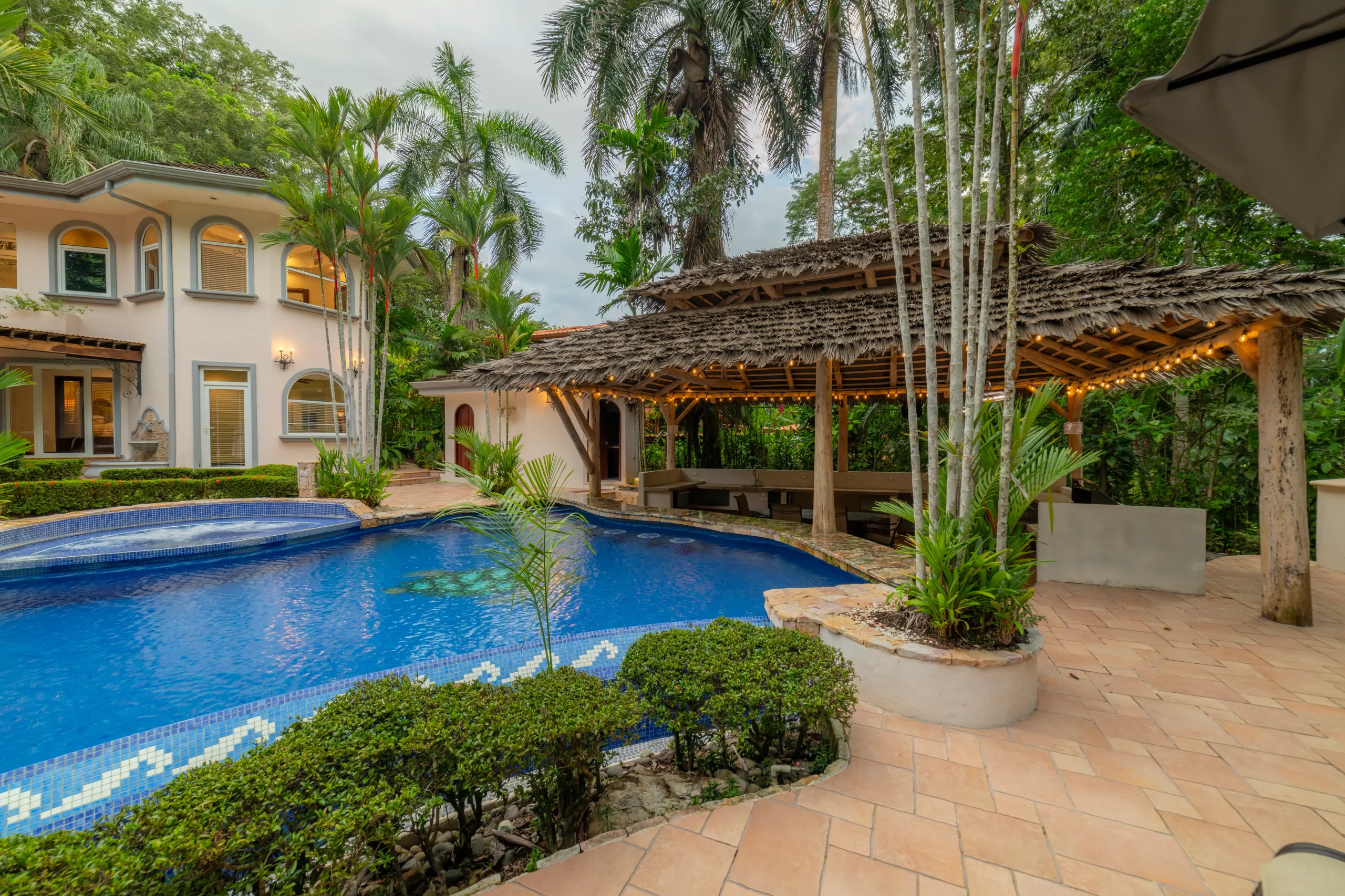Captivating Costa Rica Estate with Invigorating Pool — photograph 2