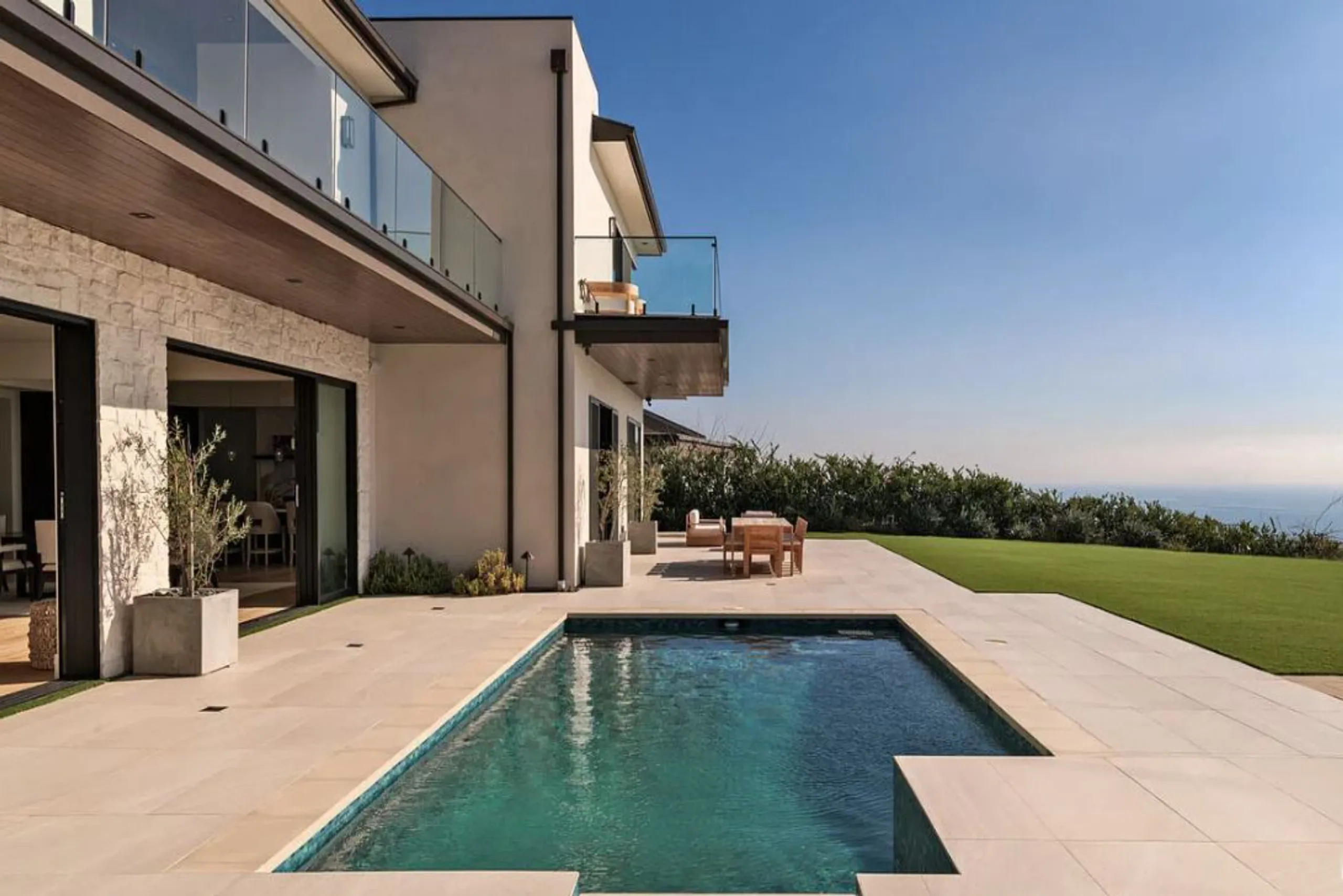 Radiant Los Angeles Modern Estate with Pool, Jacuzzi & Expansive Ocean Decks — photograph 2