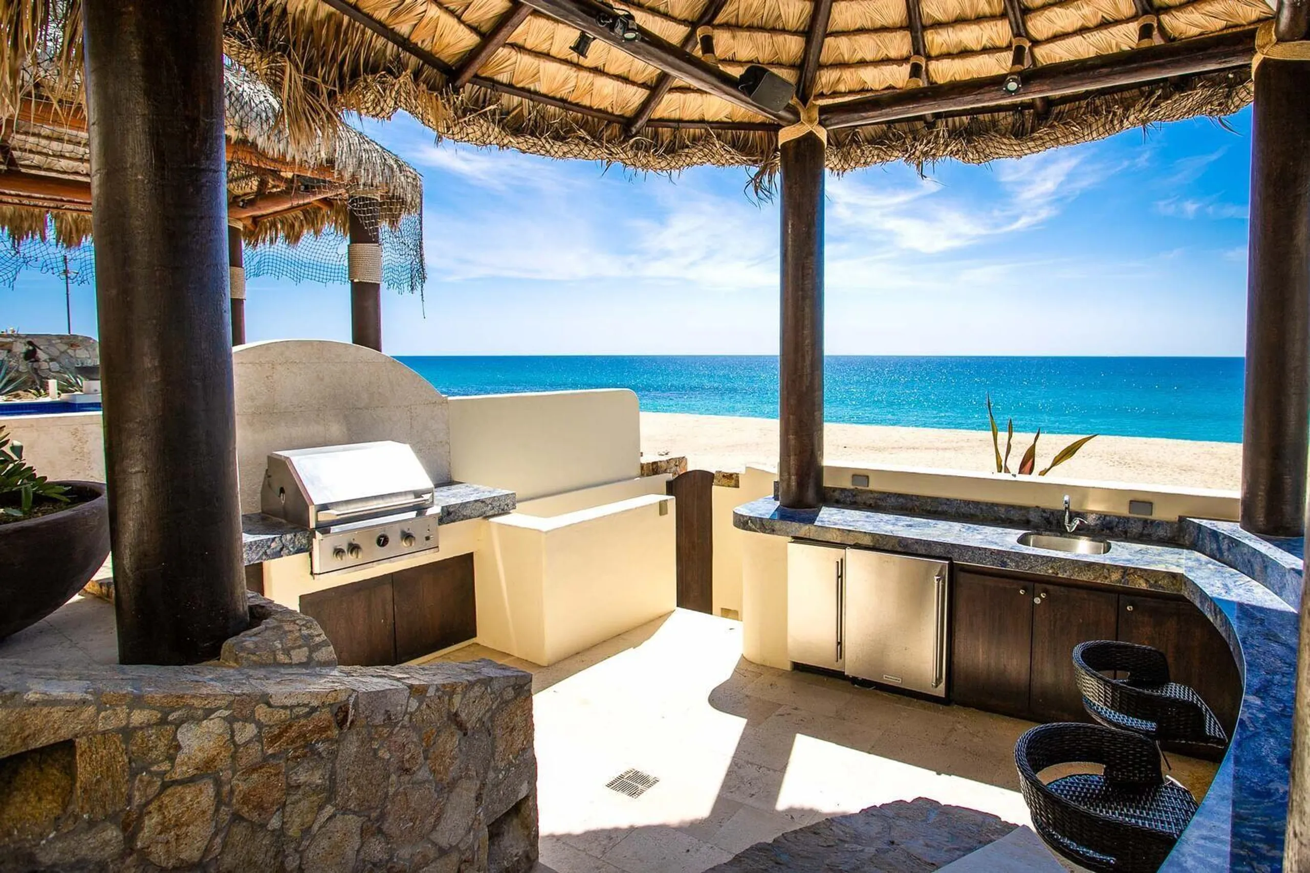 El Encanto Luxury Beachfront Villa  with infinity pool and Ocean Views — photograph 8