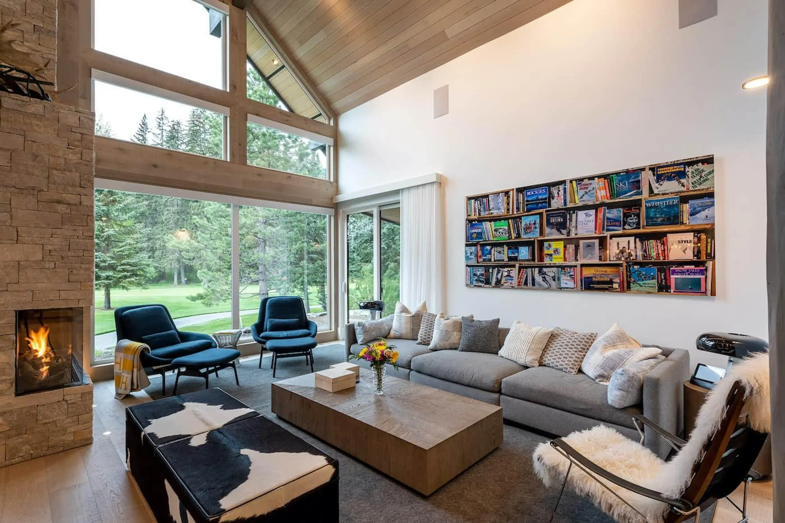 Luxurious Retreat with Majestic Mountain Views and Grandiose Poolside Elegance VILLAWAY® — photograph 9