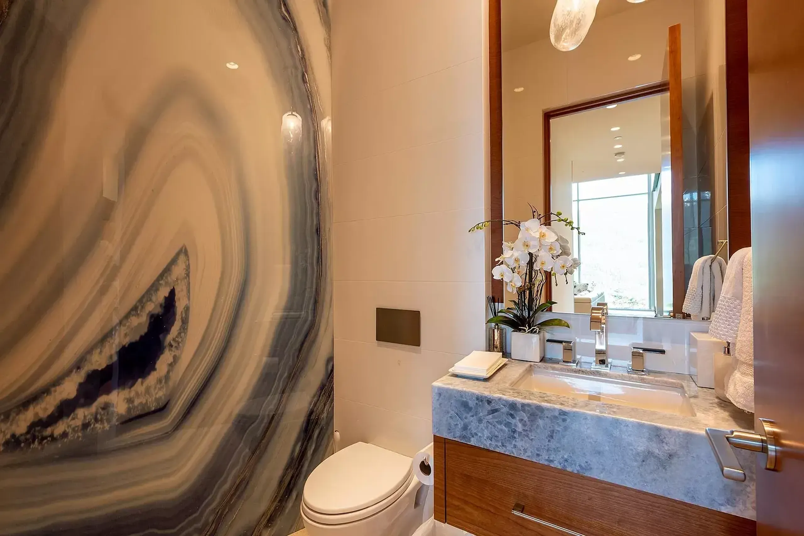 6-Bedroom Alpine Retreat with Panoramic Views, Chef's Kitchen, and Spa Haven VILLAWAY® — photograph 11