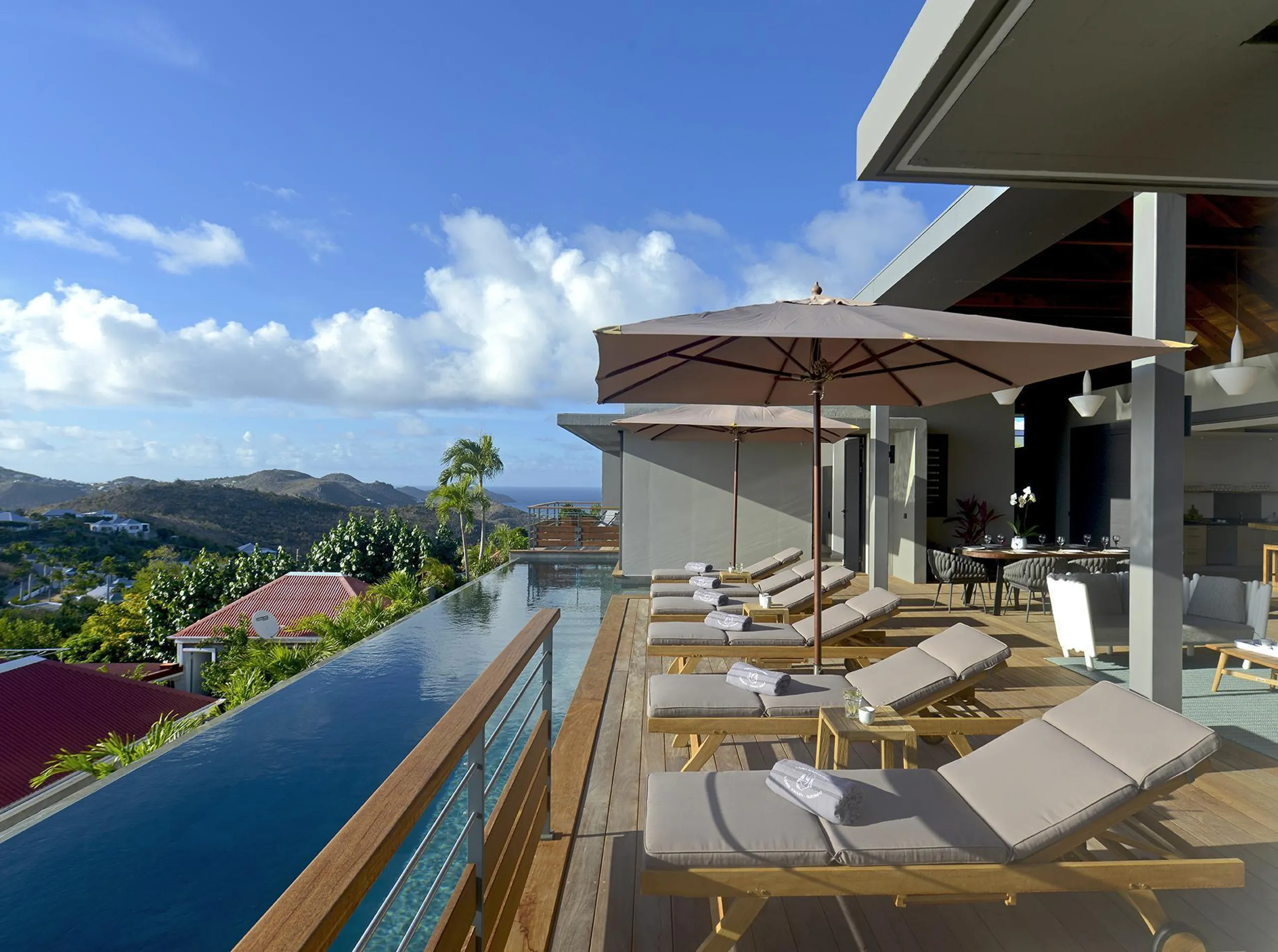 Pristine Paradise Villa with Infinity Pool and Oceanfront Views — photograph 3