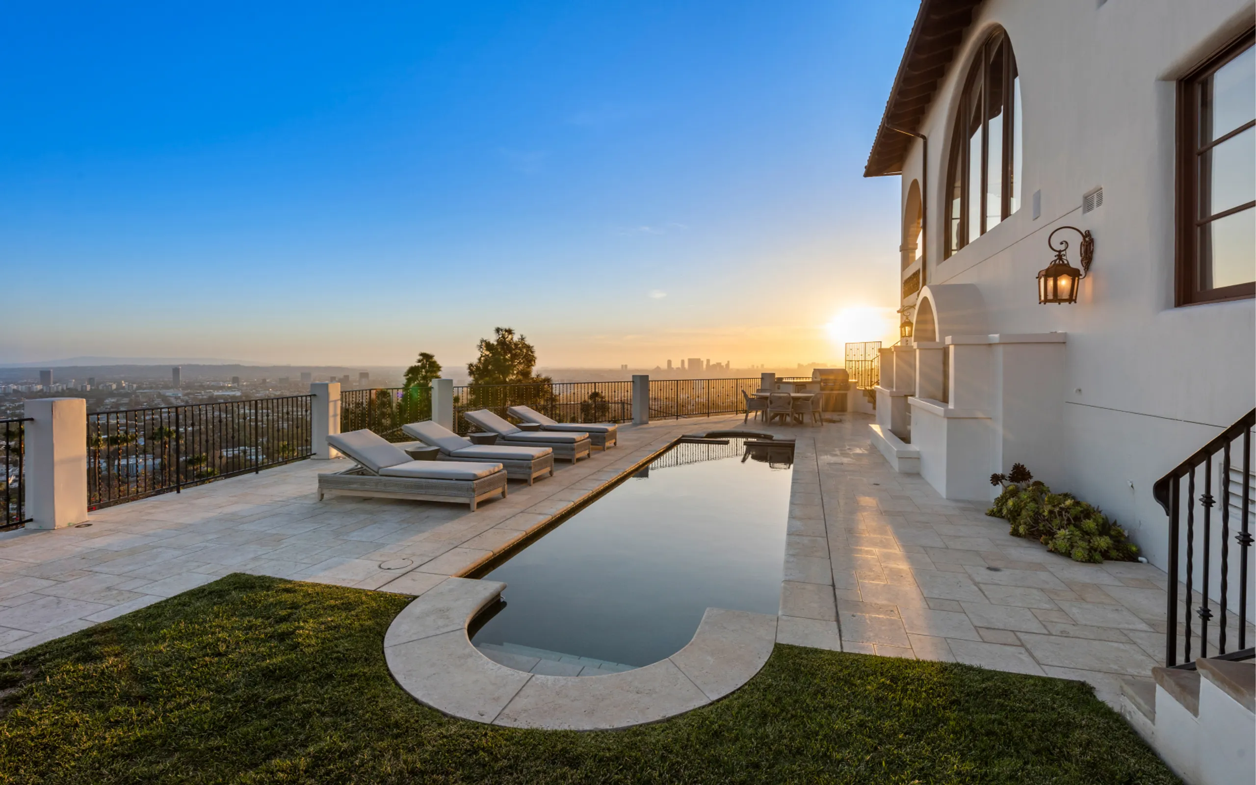 Stunning Hillside Villa with Scenic Views — photograph 5