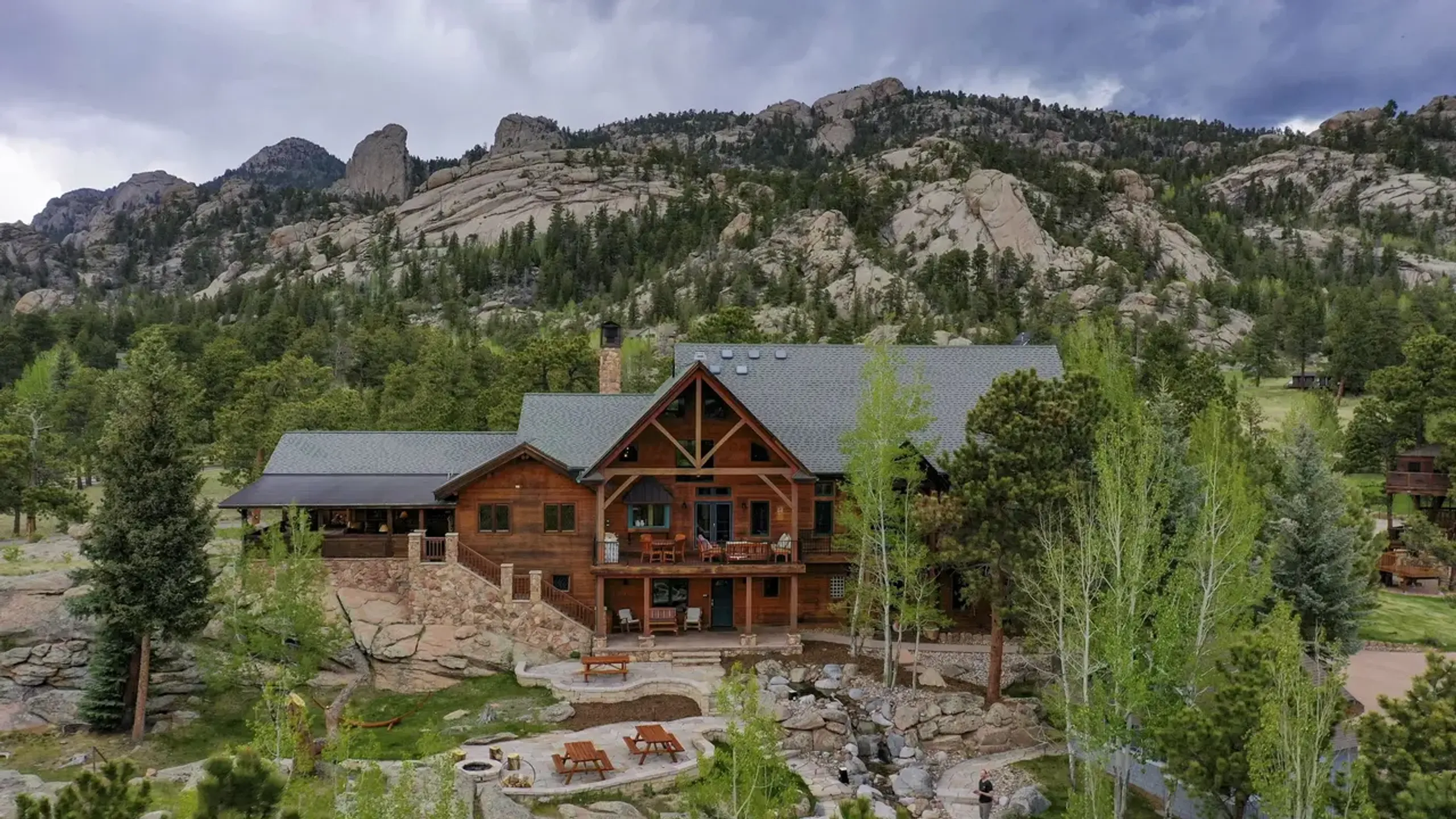 Exclusive 17-Bedroom Haven in Estes Park with Panoramic Mountain Views — photograph 2
