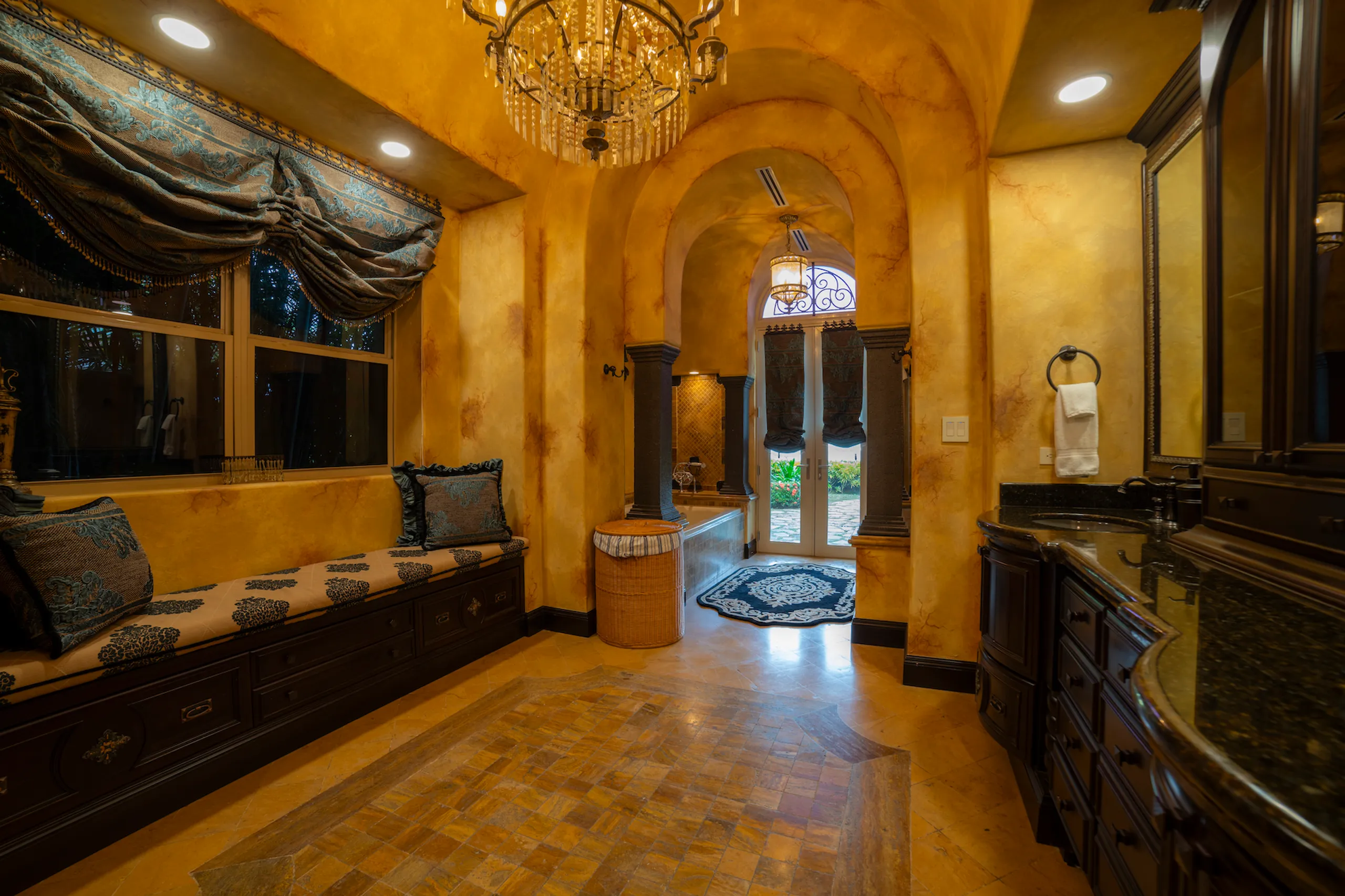 Colonial-Style Luxury Villa in Los Sueños with Infinity Pool, Ocean & Marina Views — photograph 11