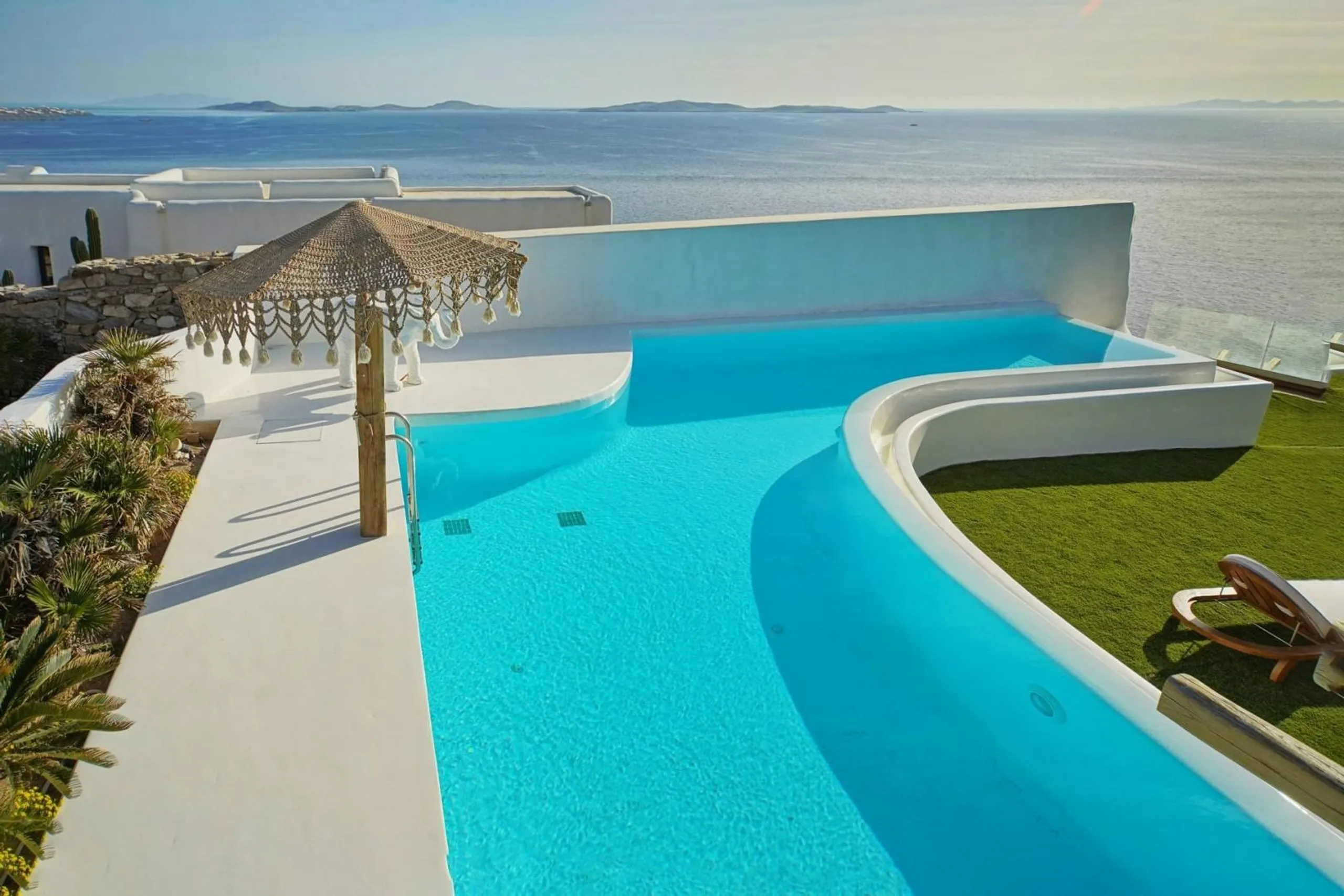 Luxurious Haven with Panoramic Views and Refreshing Pool — photograph 6