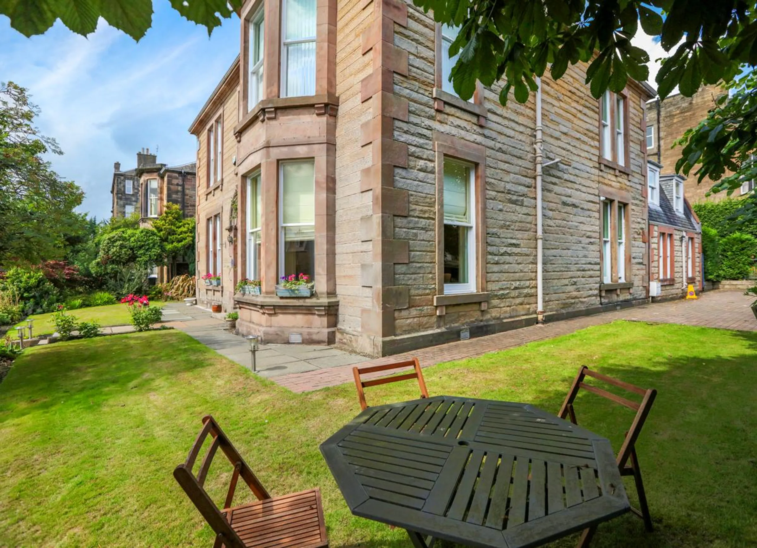 Prestigious 6BR Villa in Edinburgh with High Ceilings, Edinburgh