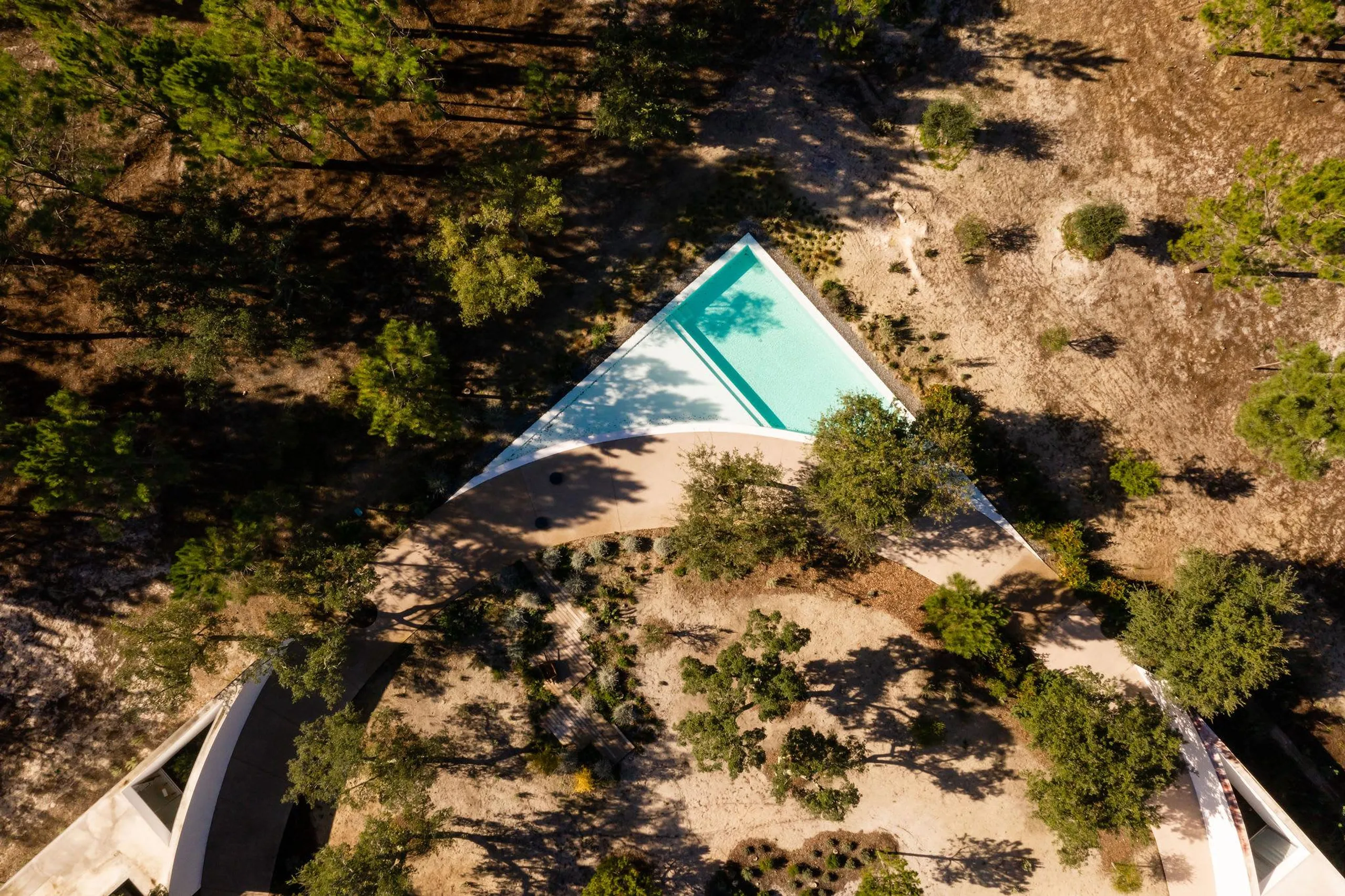 Tranquil Luxury Villa with Invigorating Pool — photograph 10