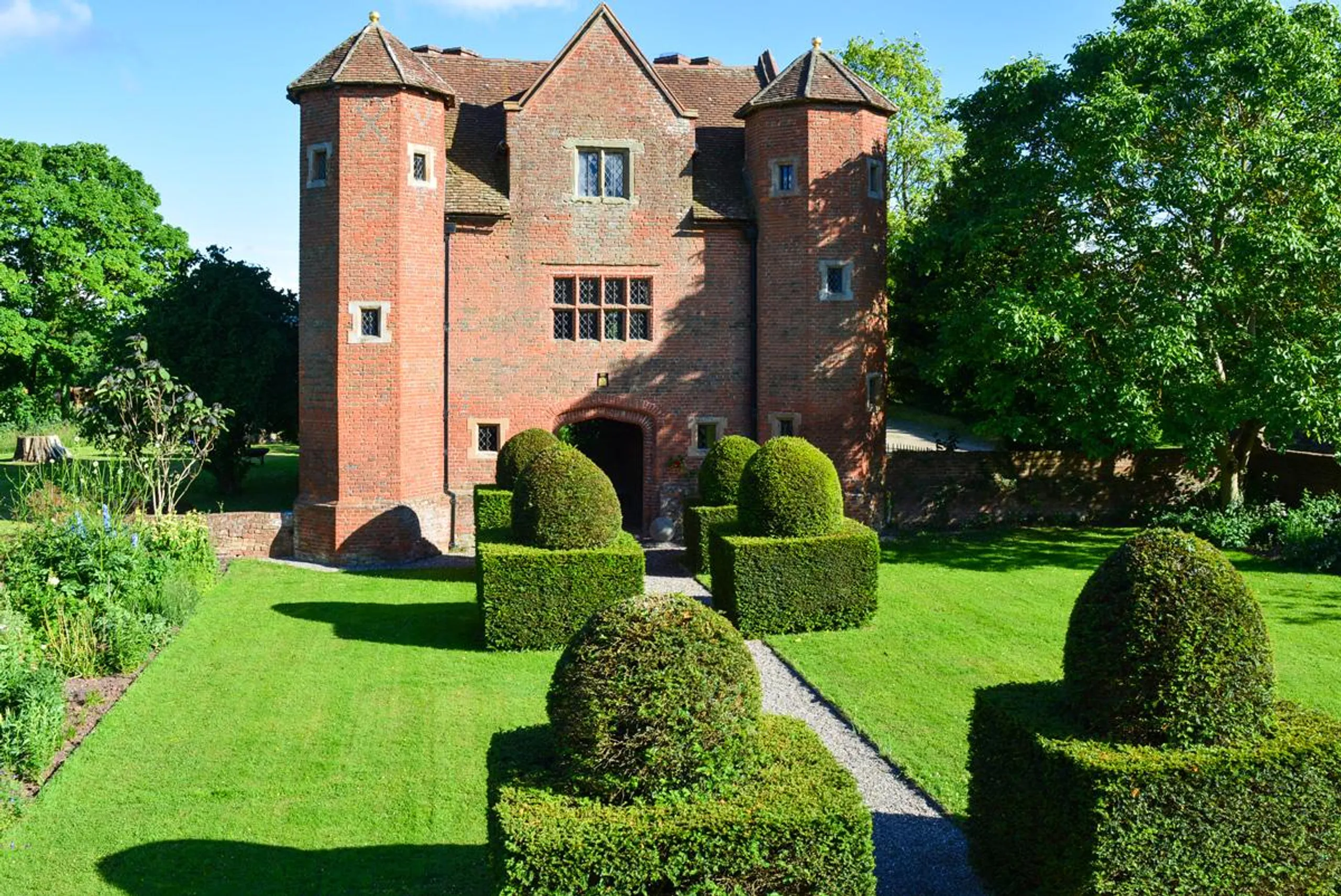 Serene Historic Villa with Sun Terraces and Garden Views of Ancient Woodland — photograph 11