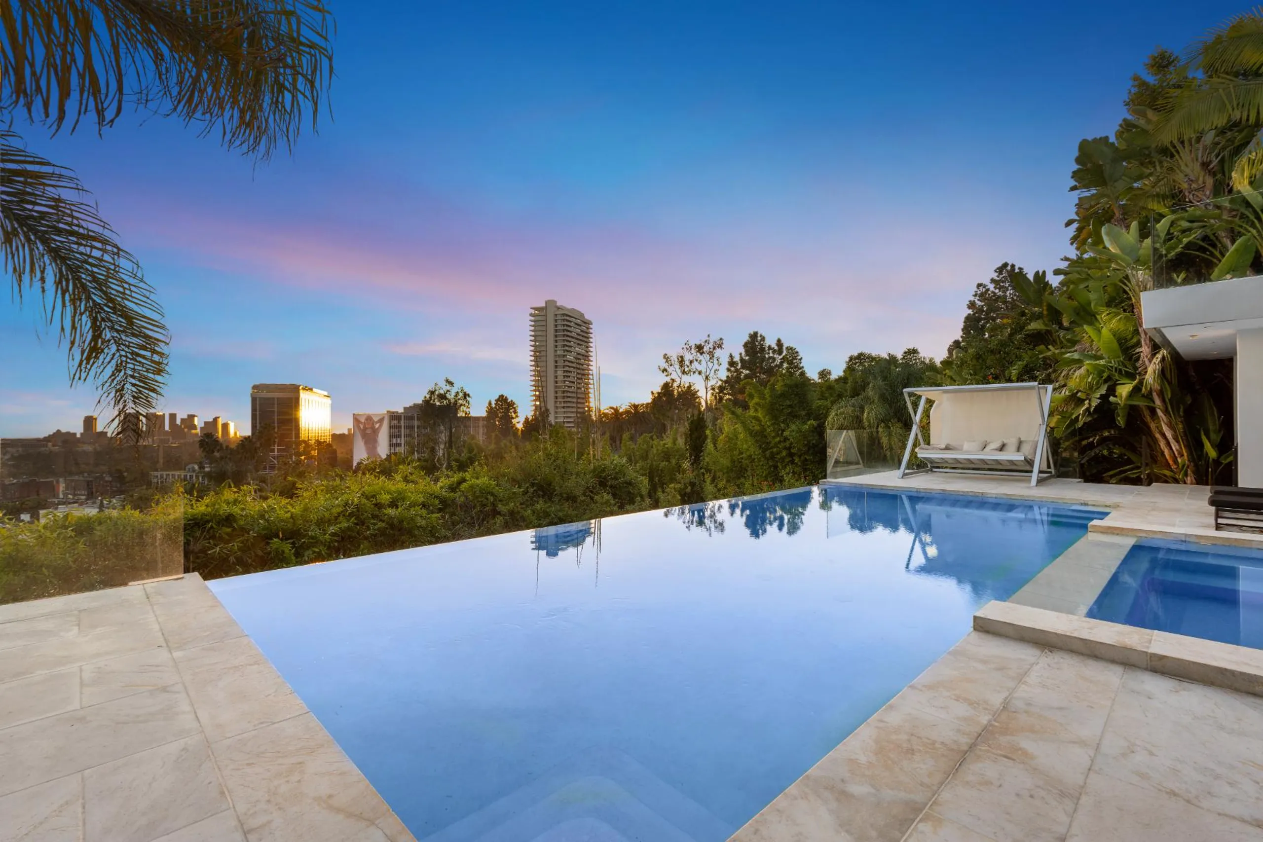 Contemporary Architectural Modern Estate with Infinity Pool and City Views — photograph 2