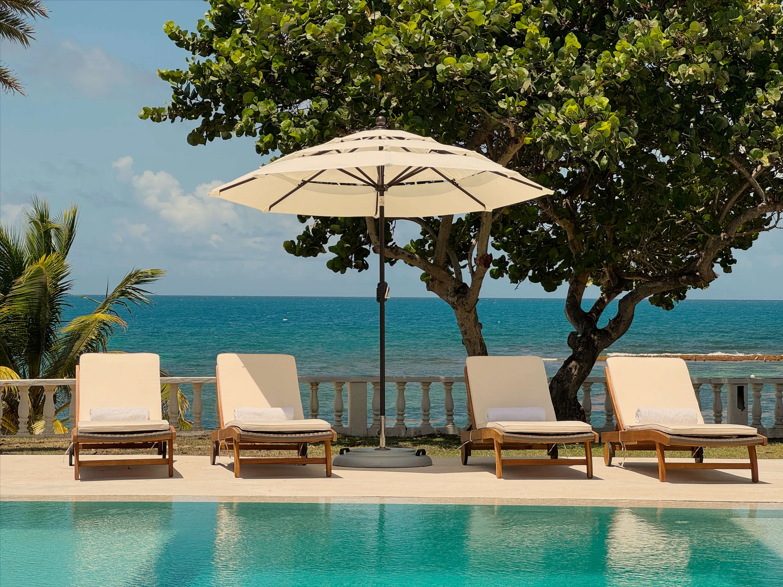 Waterfront Luxury Villa with Private Infinity Pool, Private Dock and Sea Access — photograph 2