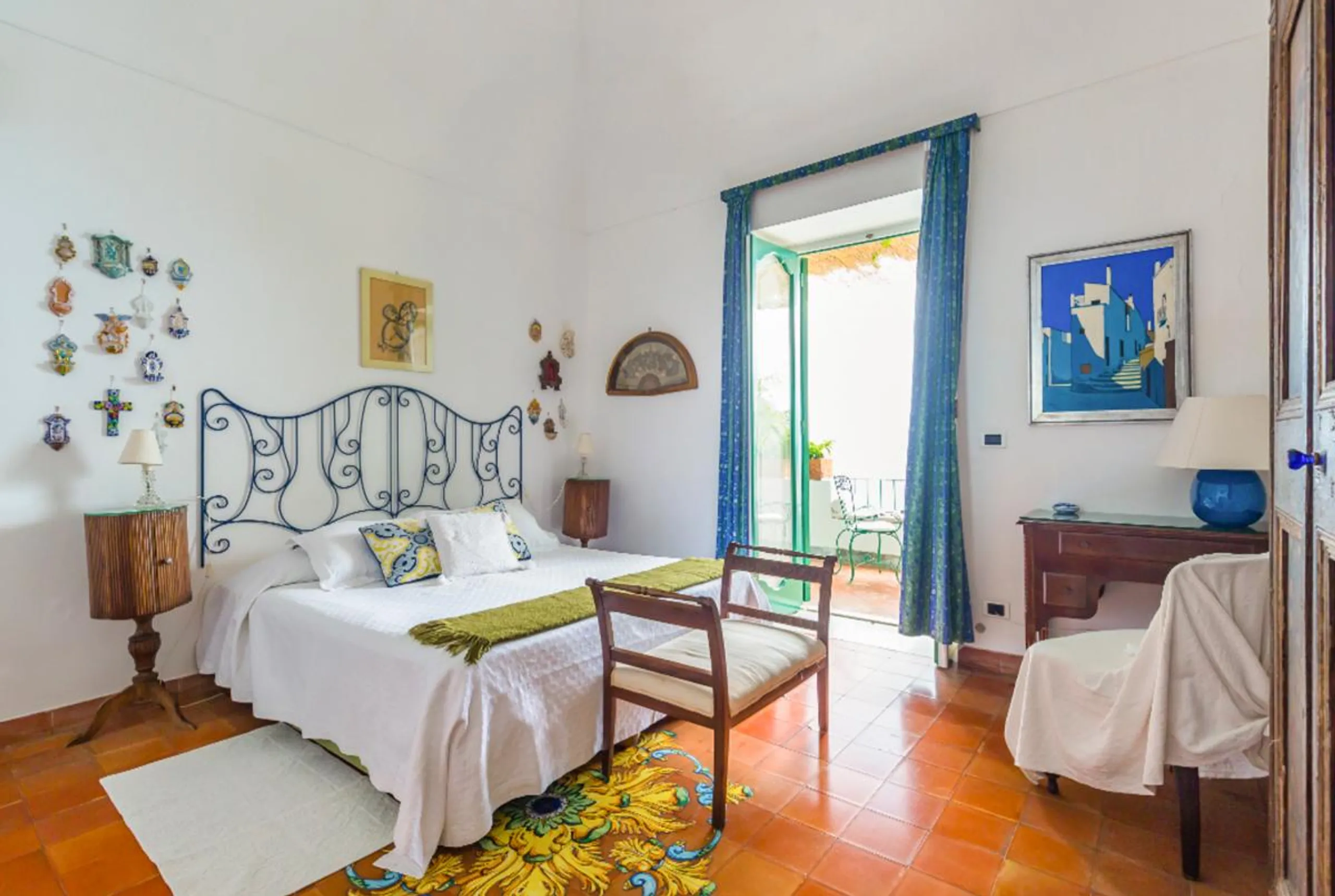 Enchanting Cliffside Villa with Terrace and Coastal Views — photograph 6