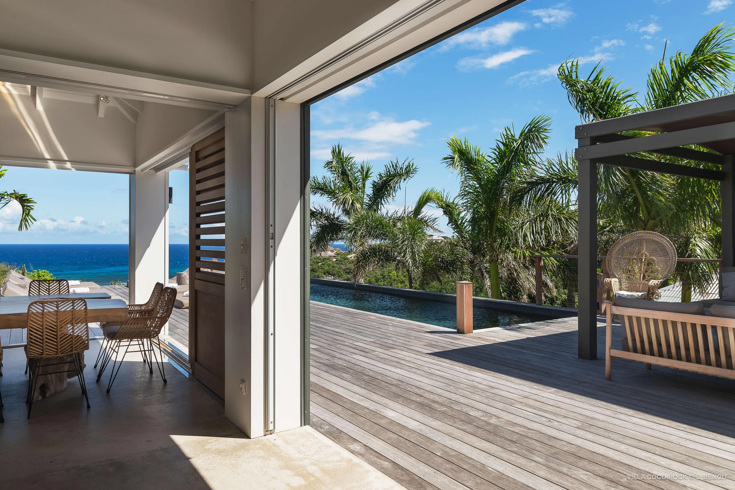 Palatial Oceanside Estate with Infinity Pool and Walks to Beach — photograph 10
