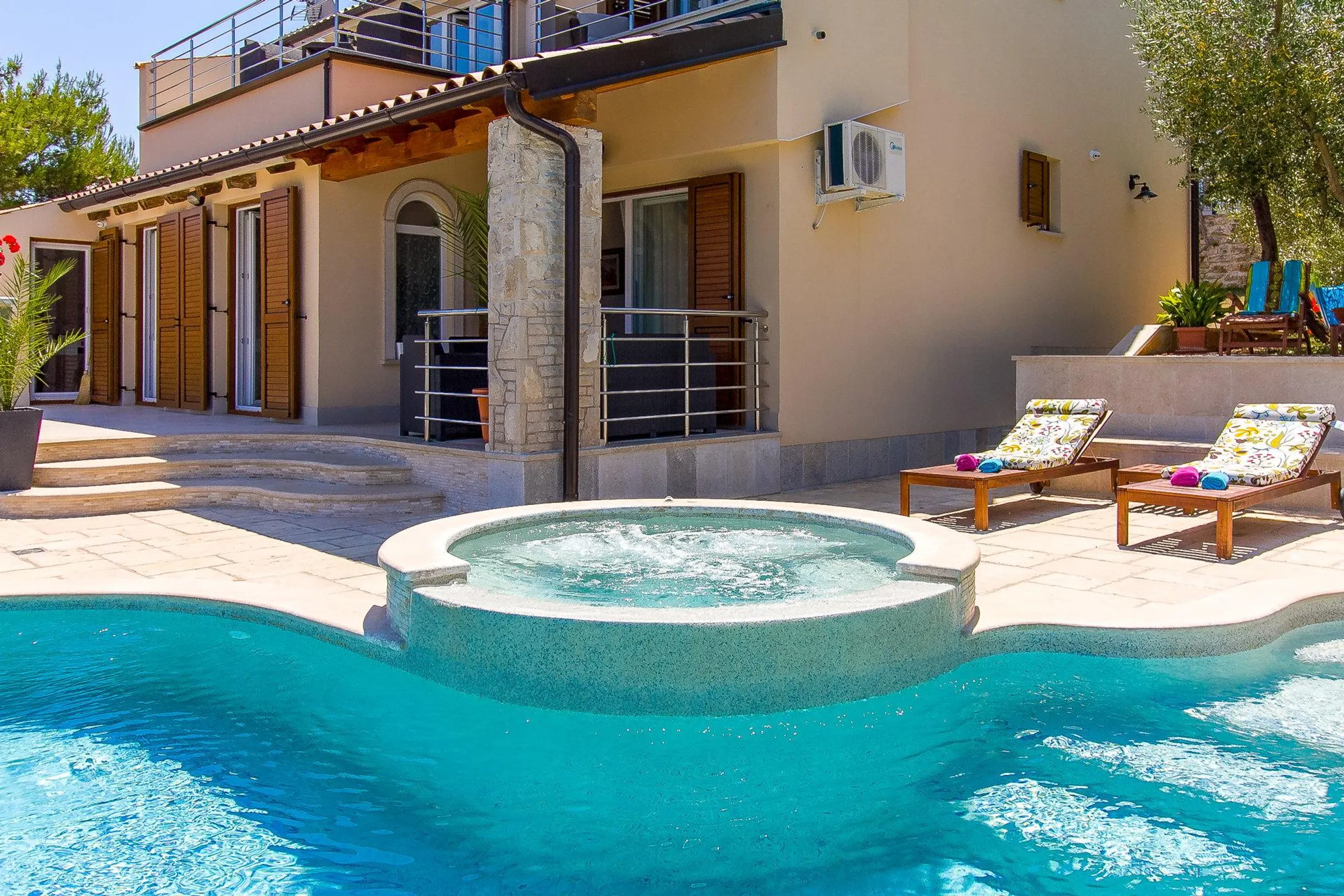 Calming Villa with Curved Infinity Pool Offering Breathtaking Views of Soline Bay — photograph 8