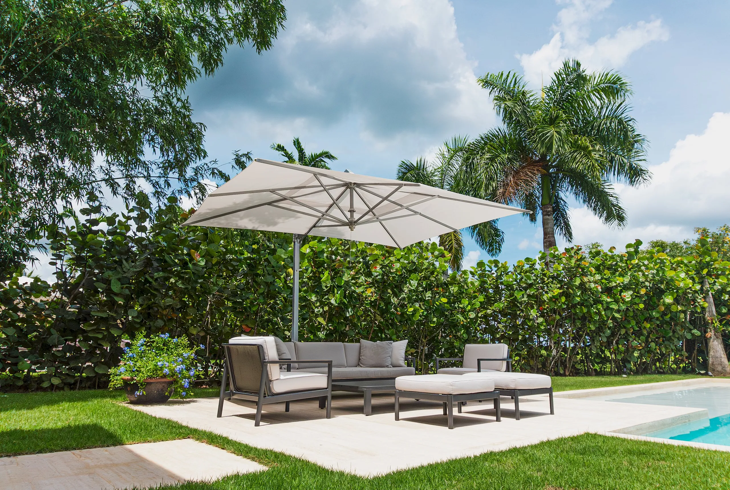 Charming Luxury Villa with Pool and Lush Gardens — photograph 8