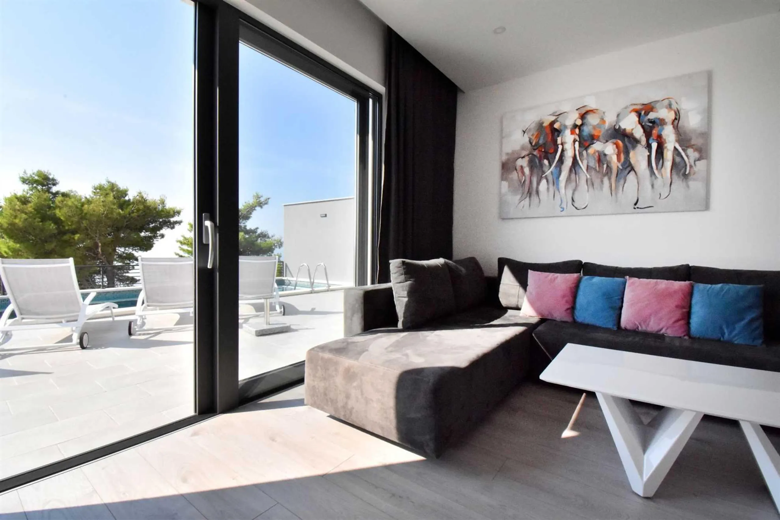 Tranquil Modern Villa with Heated Pool and Stunning Sea Views — photograph 10