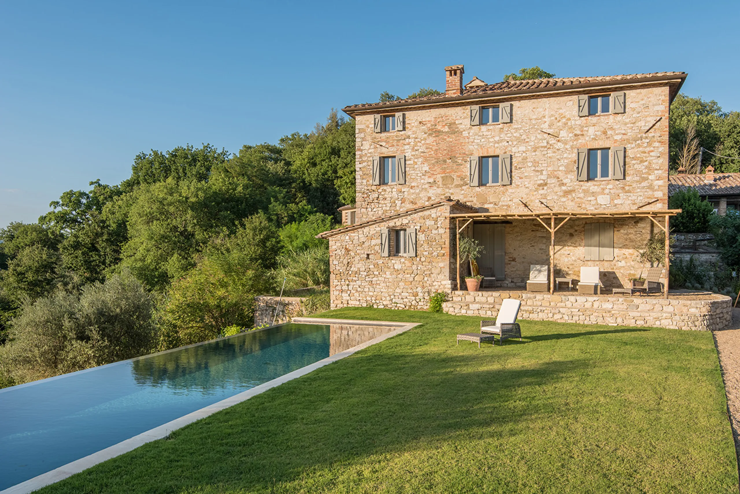 Opulent Perugian Charm with Private Pool and Overlooking Mountain Views — photograph 8