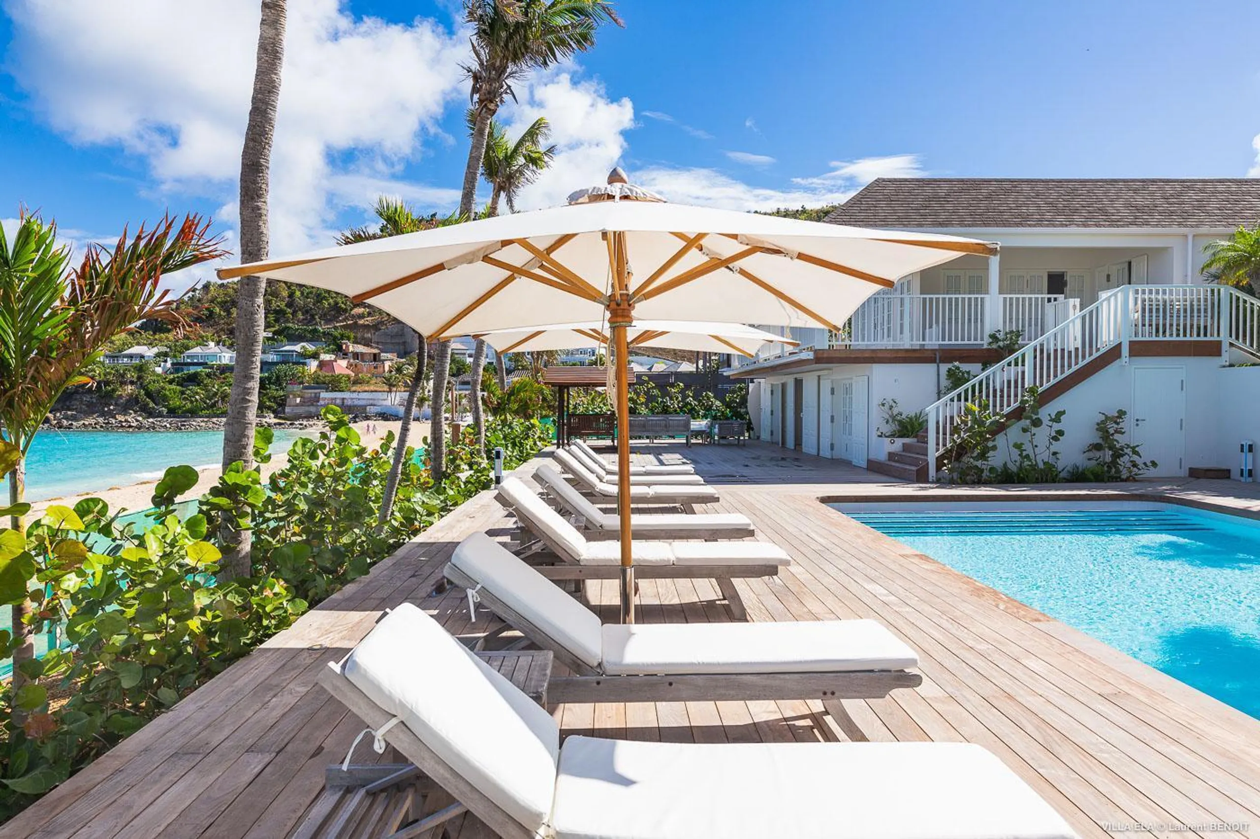 Majestic Beachfront Villa with Tennis Court, Private Pool and Walks to Ocean — photograph 2
